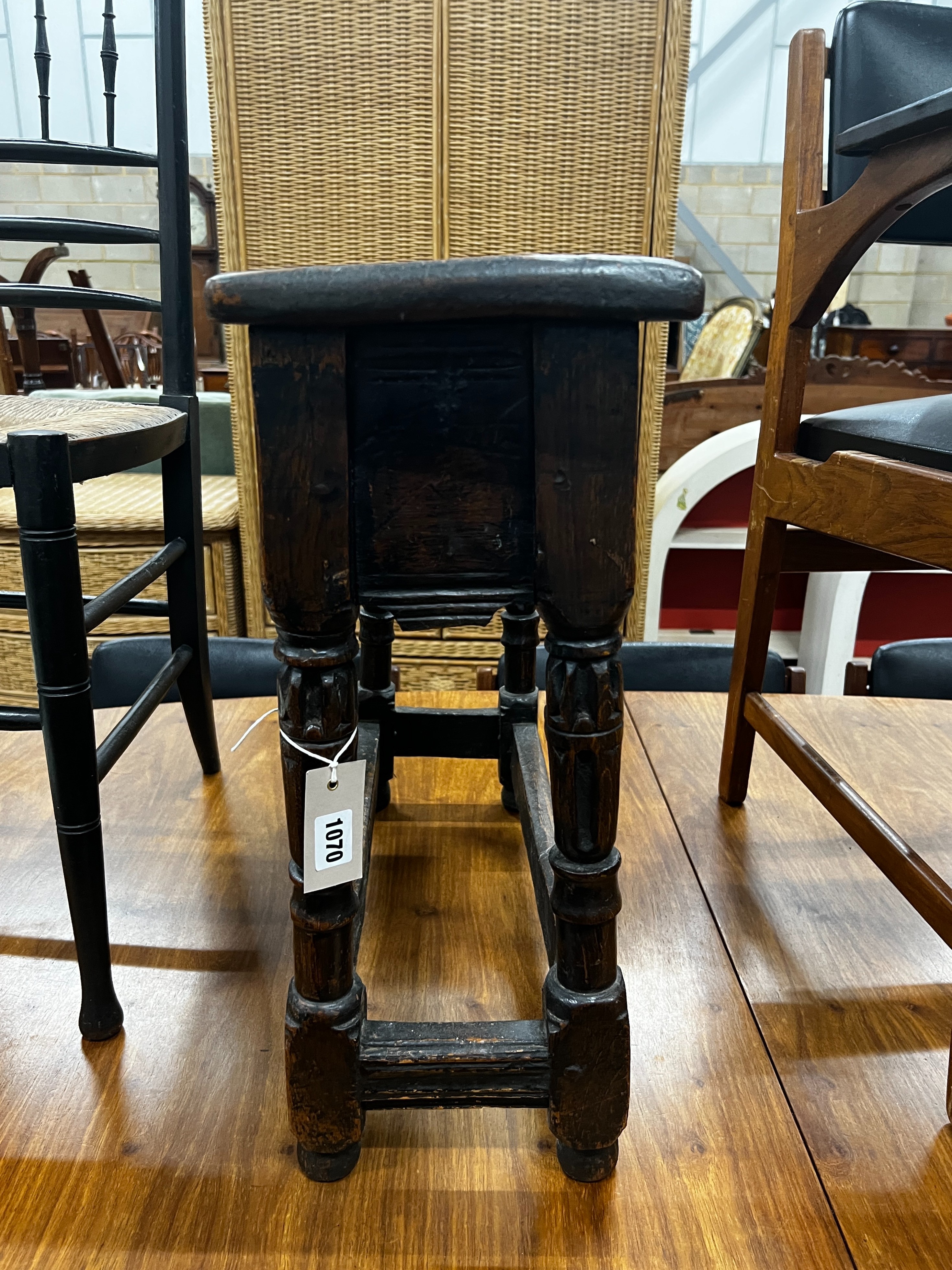 A small reclaimed oak joint stool, width 57cm, depth 21cm, height 54cm - Bild 3 aus 4