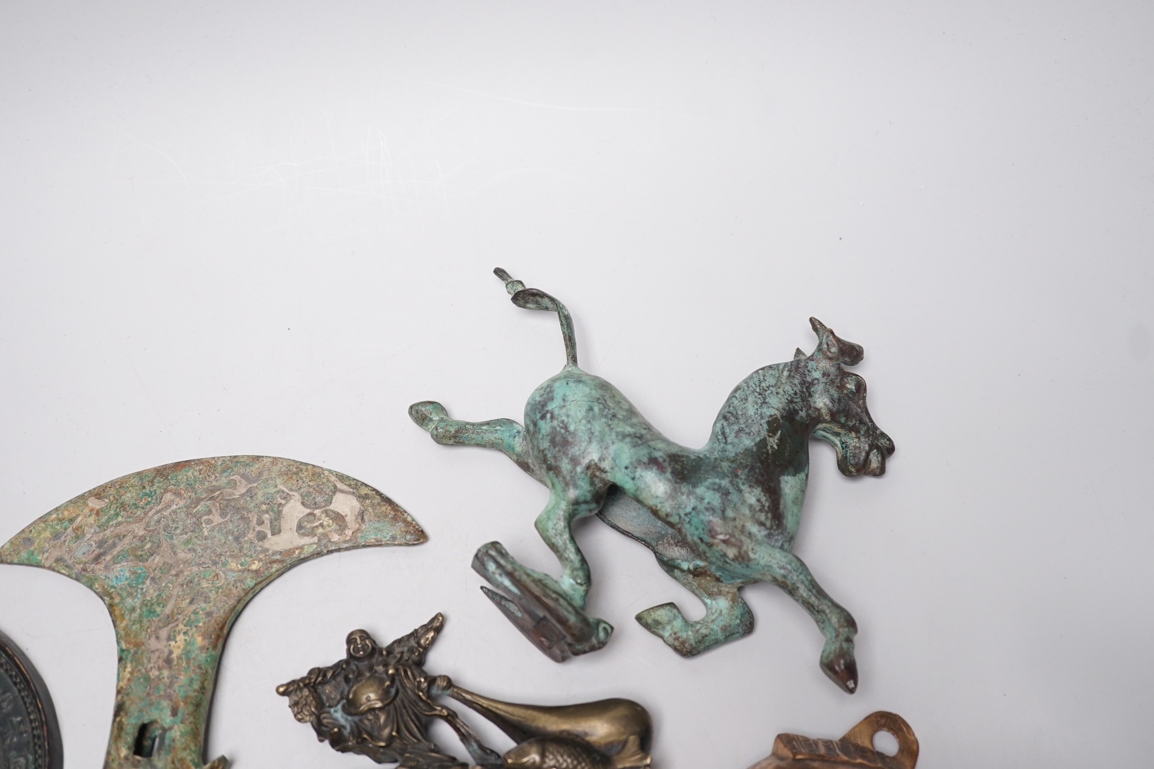 A group of archaistic Chinese bronzes - Image 2 of 7