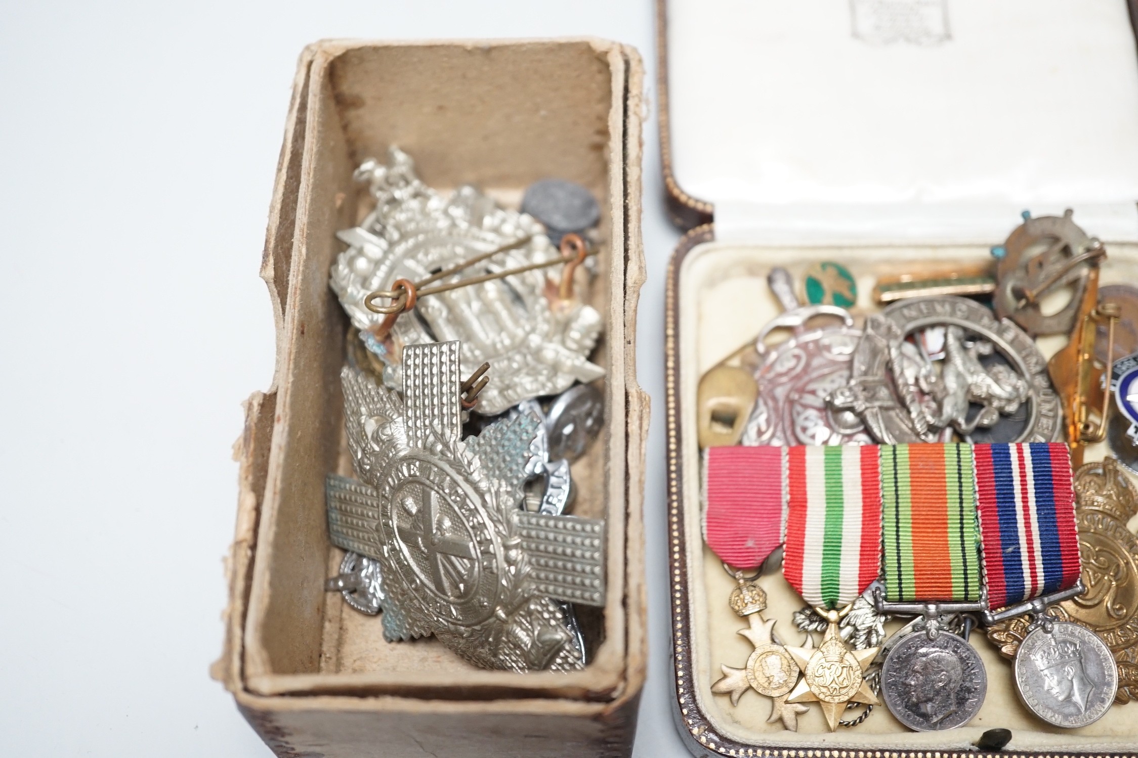 Two powder flasks and militaria including cap badges and miniature medals - Bild 5 aus 6