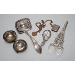 Sundry small silver including a pair of late Victorian grape shears, pair of Victorian salts caddy