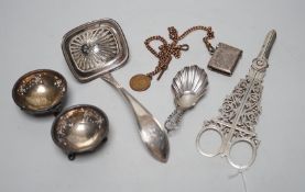 Sundry small silver including a pair of late Victorian grape shears, pair of Victorian salts caddy