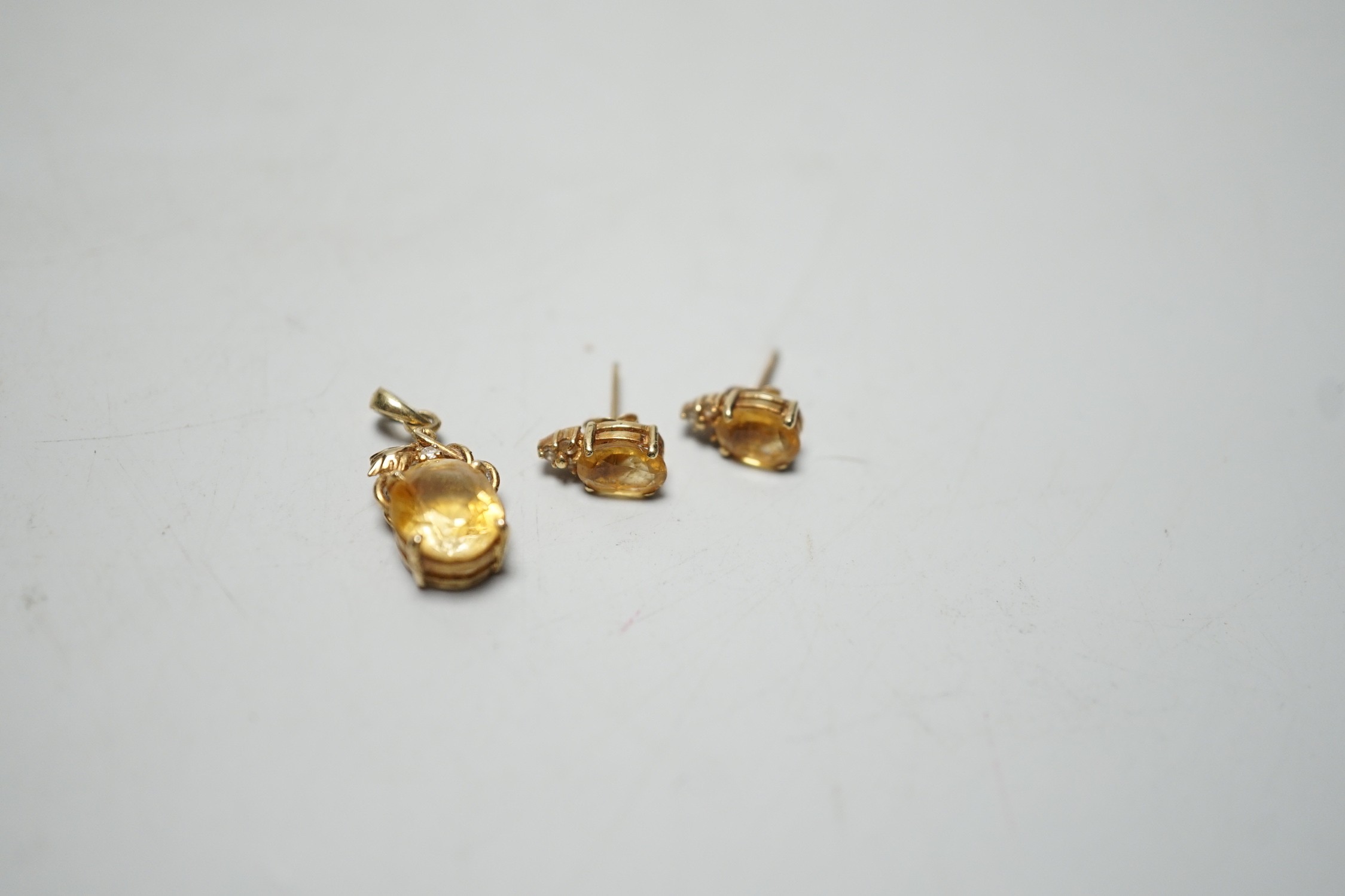 A modern 14k, citrine and diamond chip set pendant, 15mm and a pair of matching ear studs, gross - Image 3 of 5