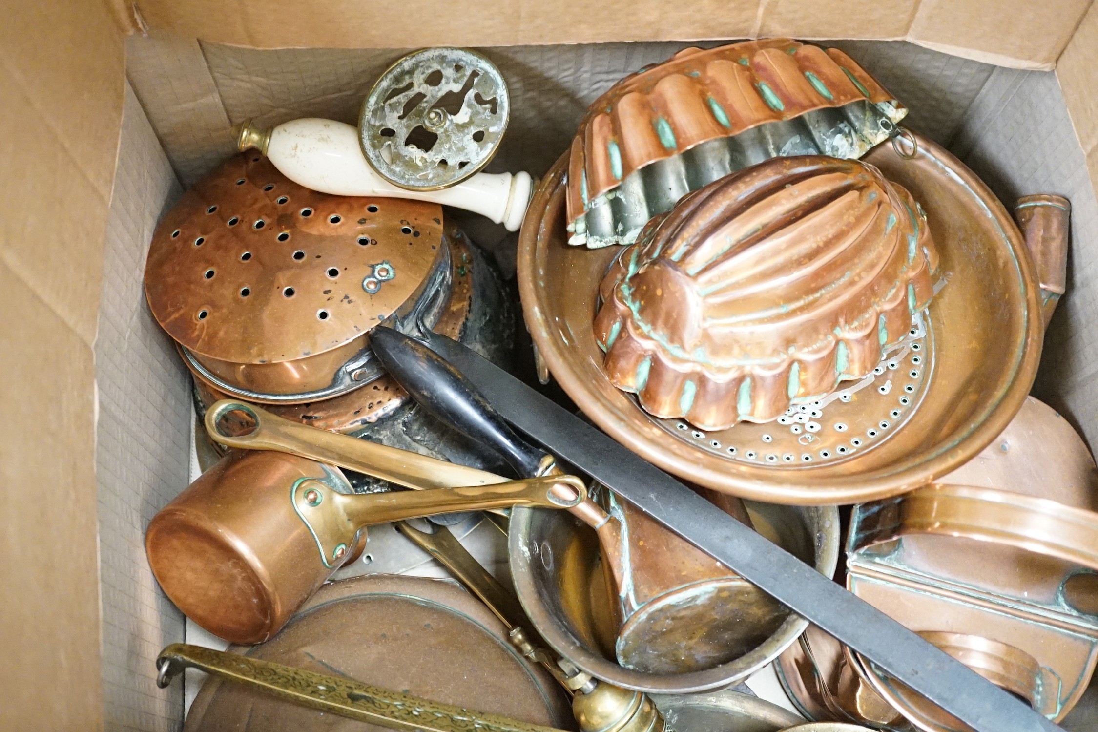 A quantity of various copper and brass to include jelly moulds, trivets, watering cans etc. - Image 4 of 5