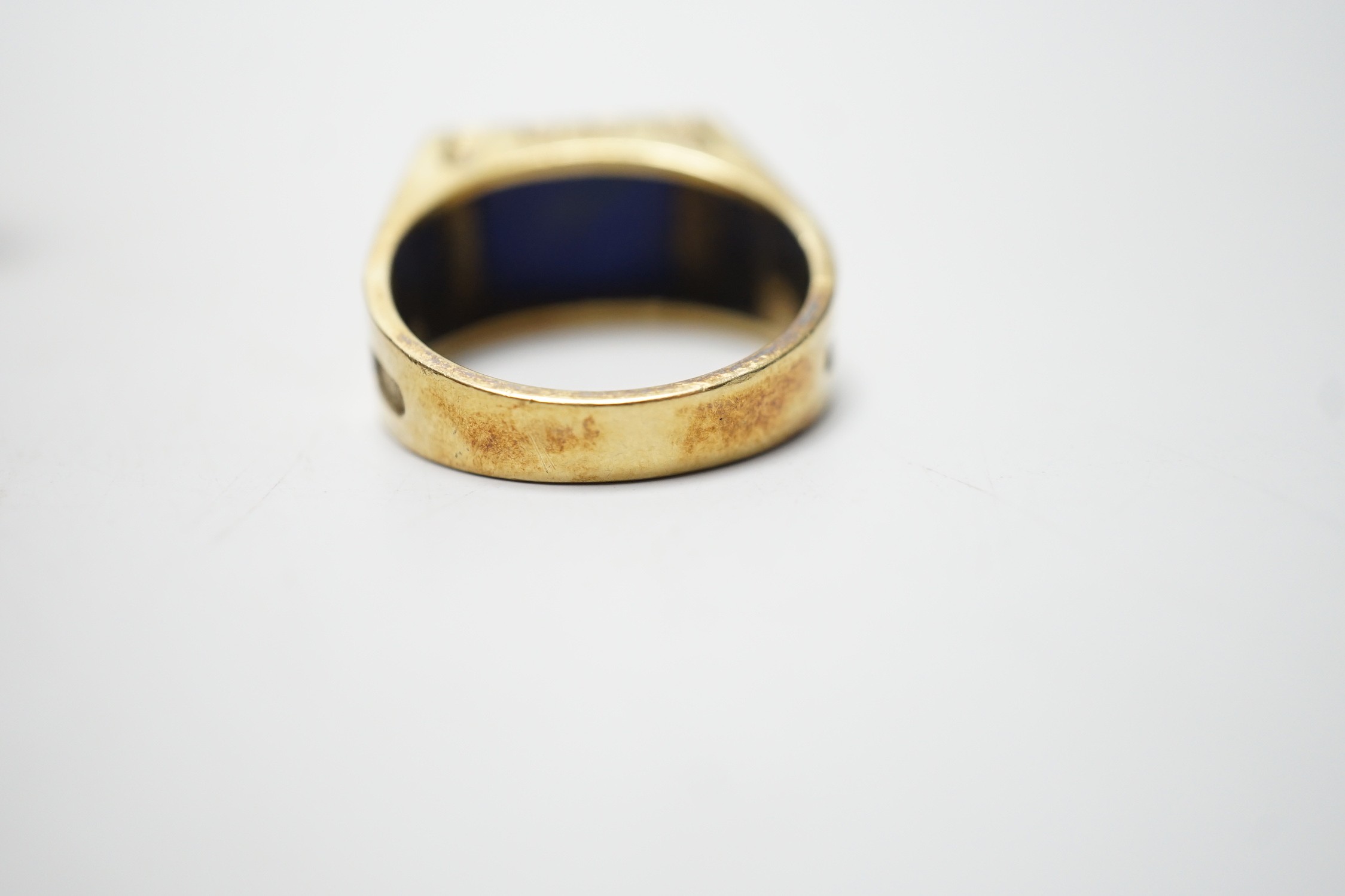 A modern 585 yellow metal and lapis lazuli set signet ring, size W, gross weight 11.9 grams. - Image 4 of 5