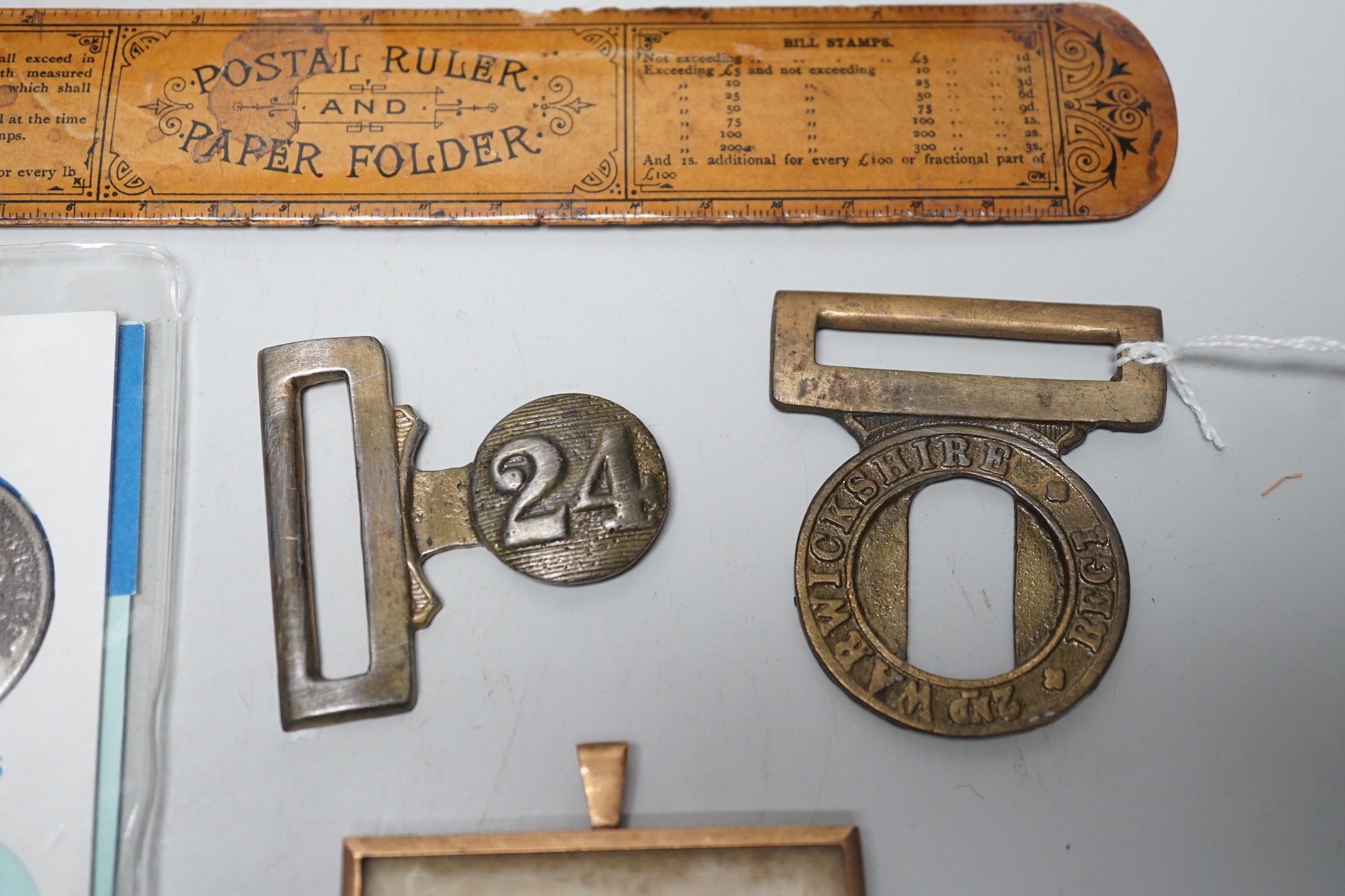 ° ° A collection of collectibles: a mother of pearl carves fish, a Mauchlin postal ruler, an - Bild 4 aus 9