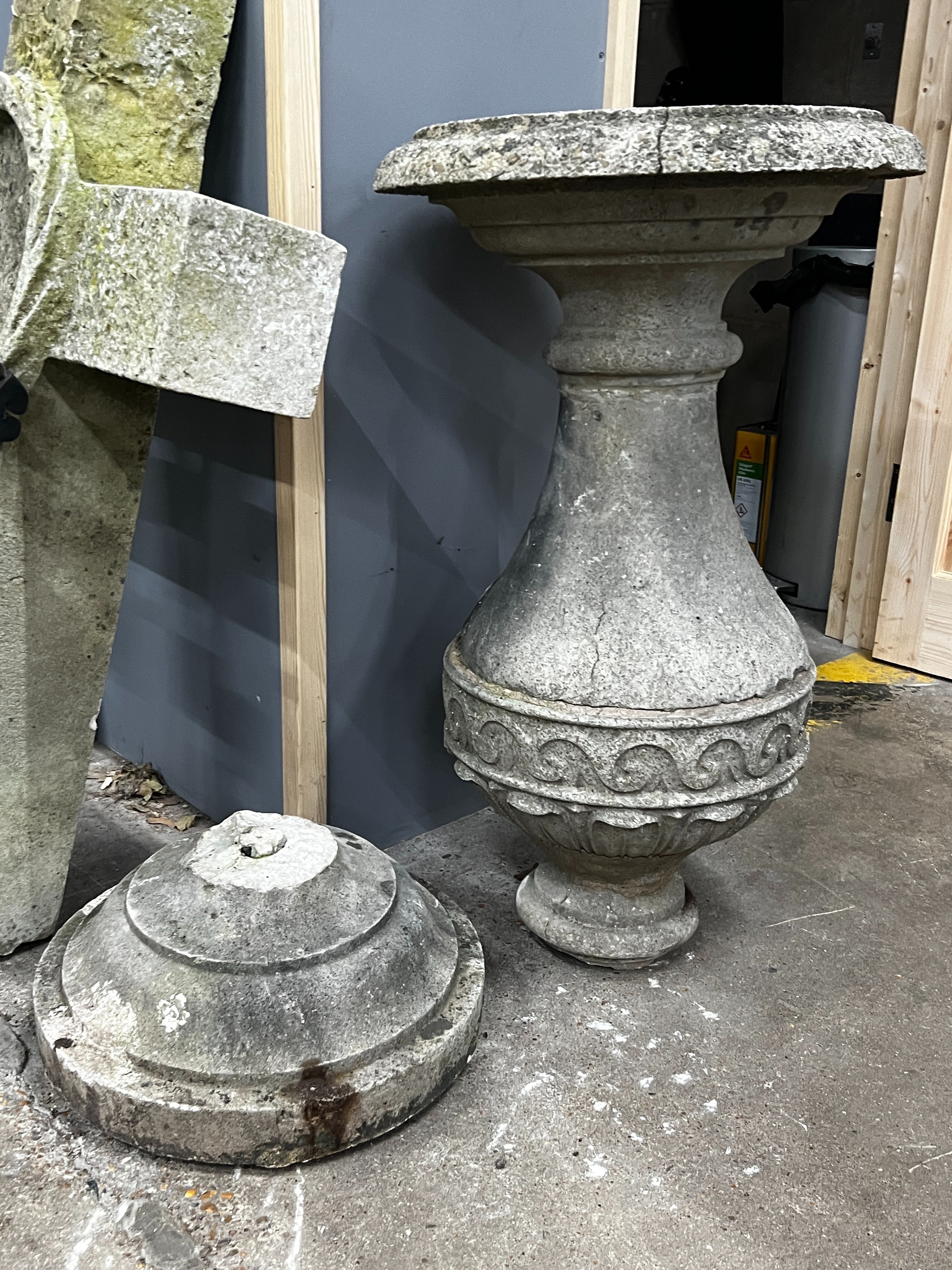 A reconstituted stone baluster sundial base, diameter 49cm, height 107cm (a.f.) - Bild 2 aus 2