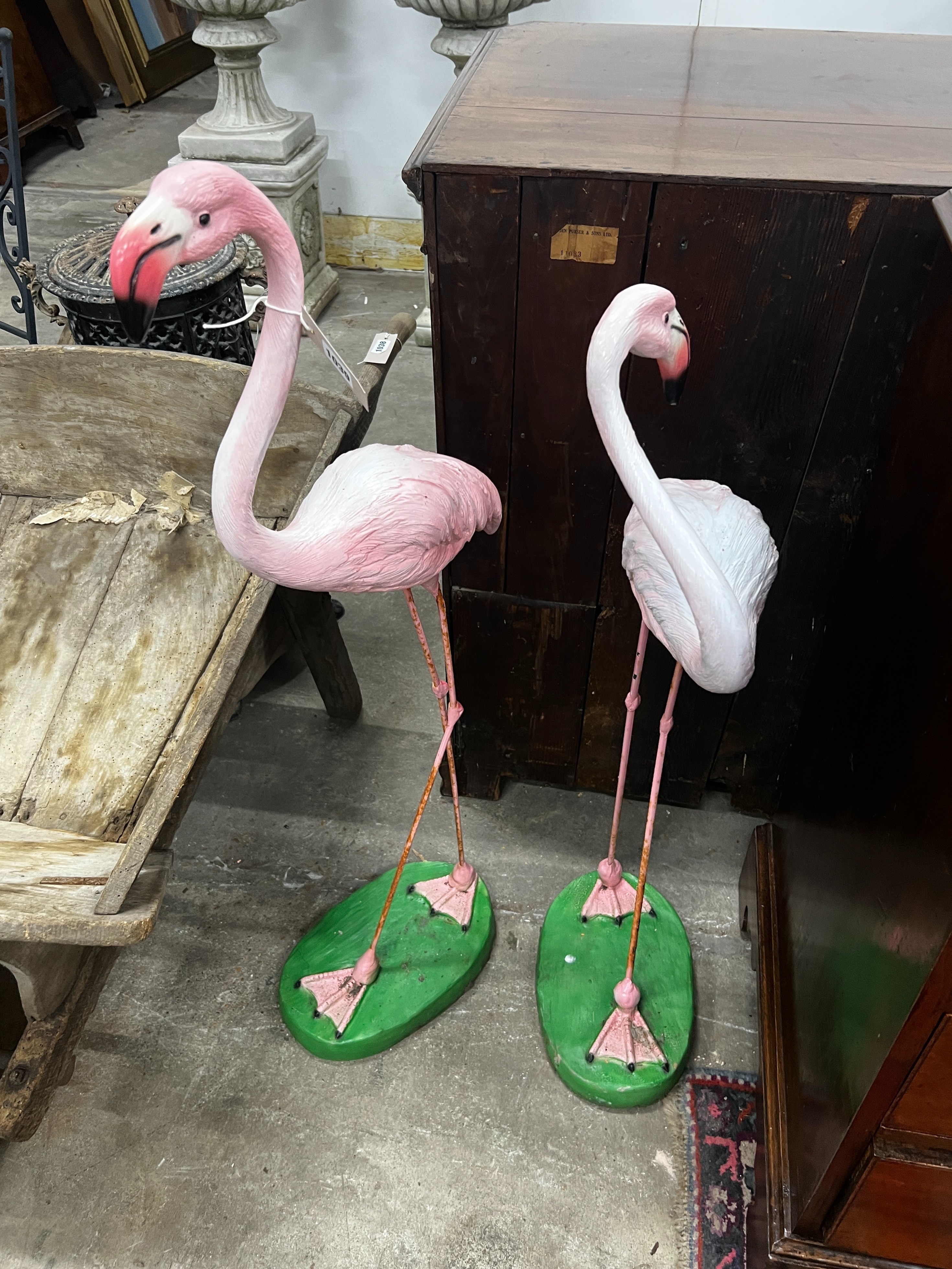 A pair of flamingo garden ornaments, larger height 103cm - Bild 2 aus 2