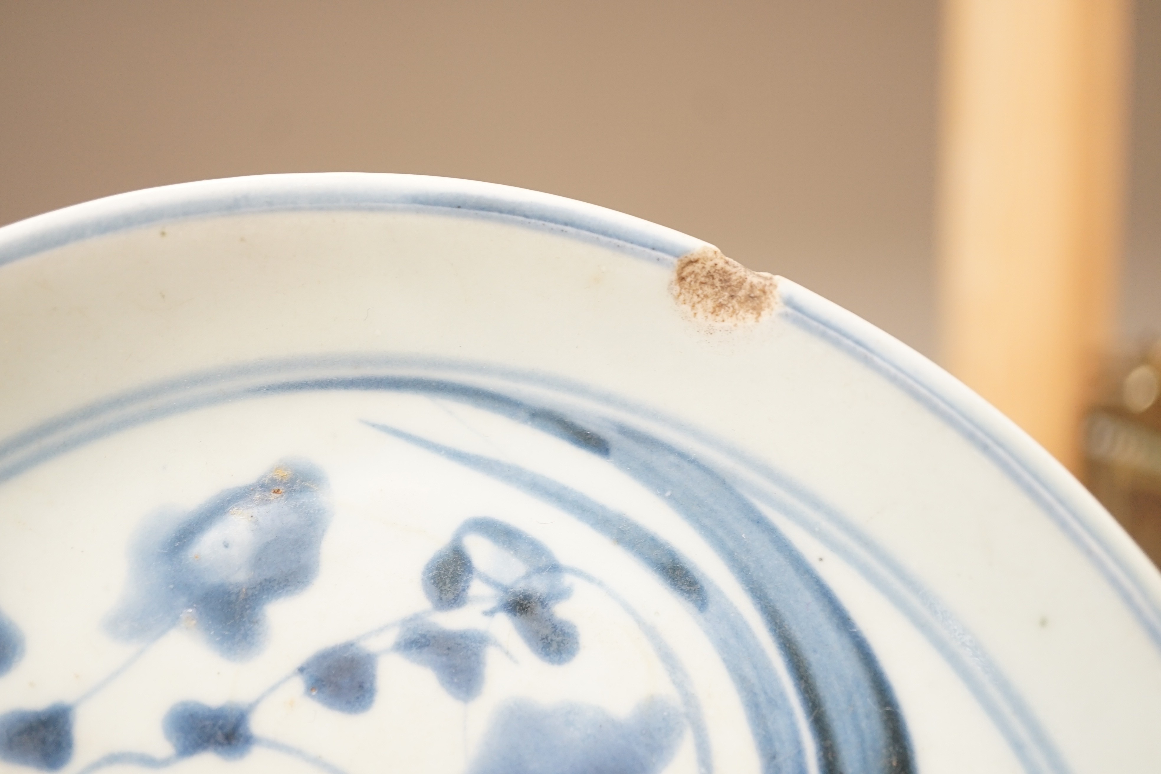 A Chinese enamelled porcelain cup stand, 15.2 cm, two Chinese blue and white plates and a small - Image 7 of 8