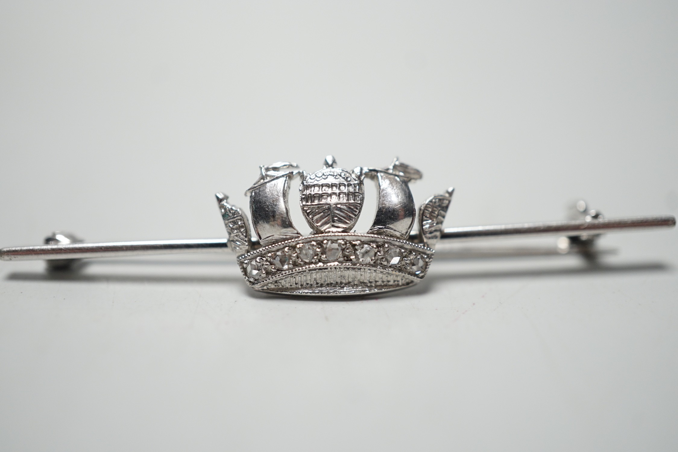 An 18ct, plat and rose cut diamond chip set coronet bar brooch, 50mm,m gross weight 4.5 grams. - Image 2 of 3