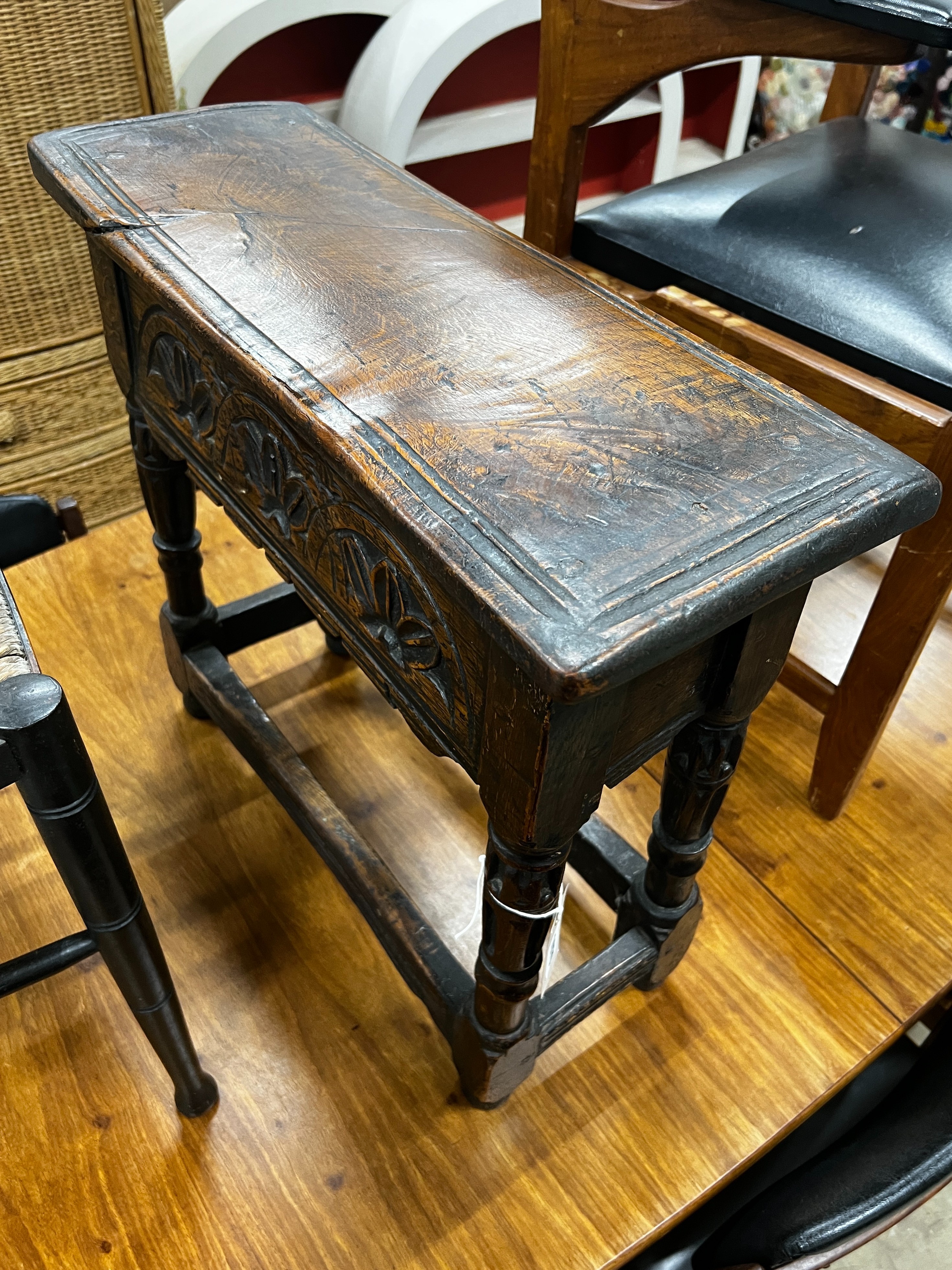 A small reclaimed oak joint stool, width 57cm, depth 21cm, height 54cm - Bild 2 aus 4