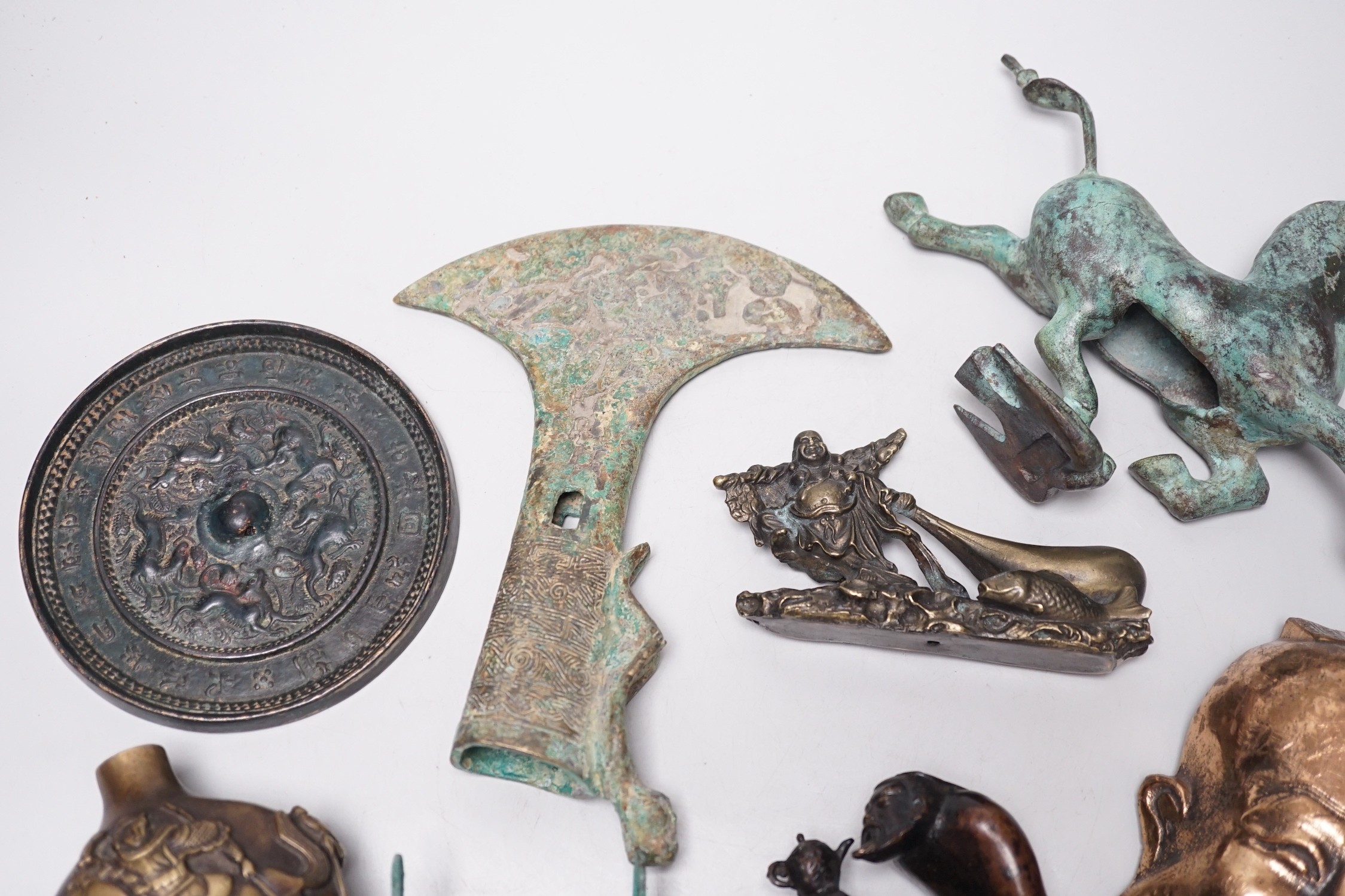 A group of archaistic Chinese bronzes - Image 4 of 7