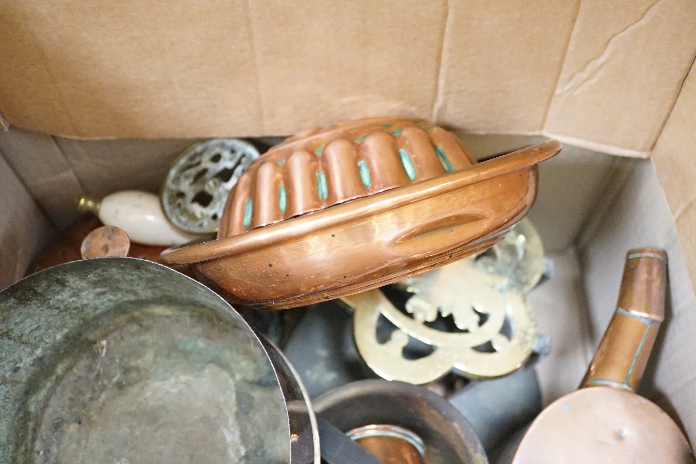 A quantity of various copper and brass to include jelly moulds, trivets, watering cans etc. - Image 2 of 5