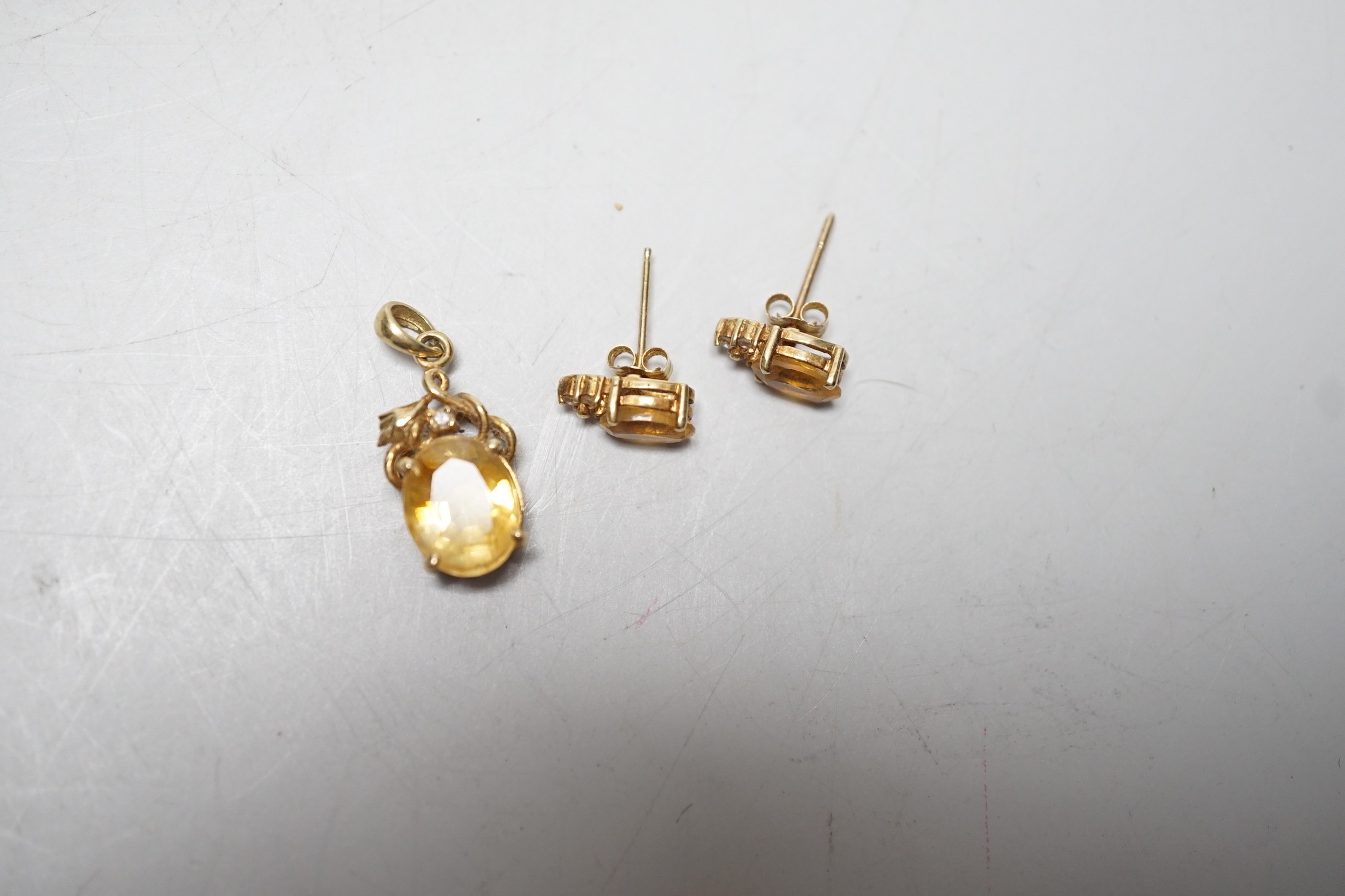 A modern 14k, citrine and diamond chip set pendant, 15mm and a pair of matching ear studs, gross - Image 2 of 5
