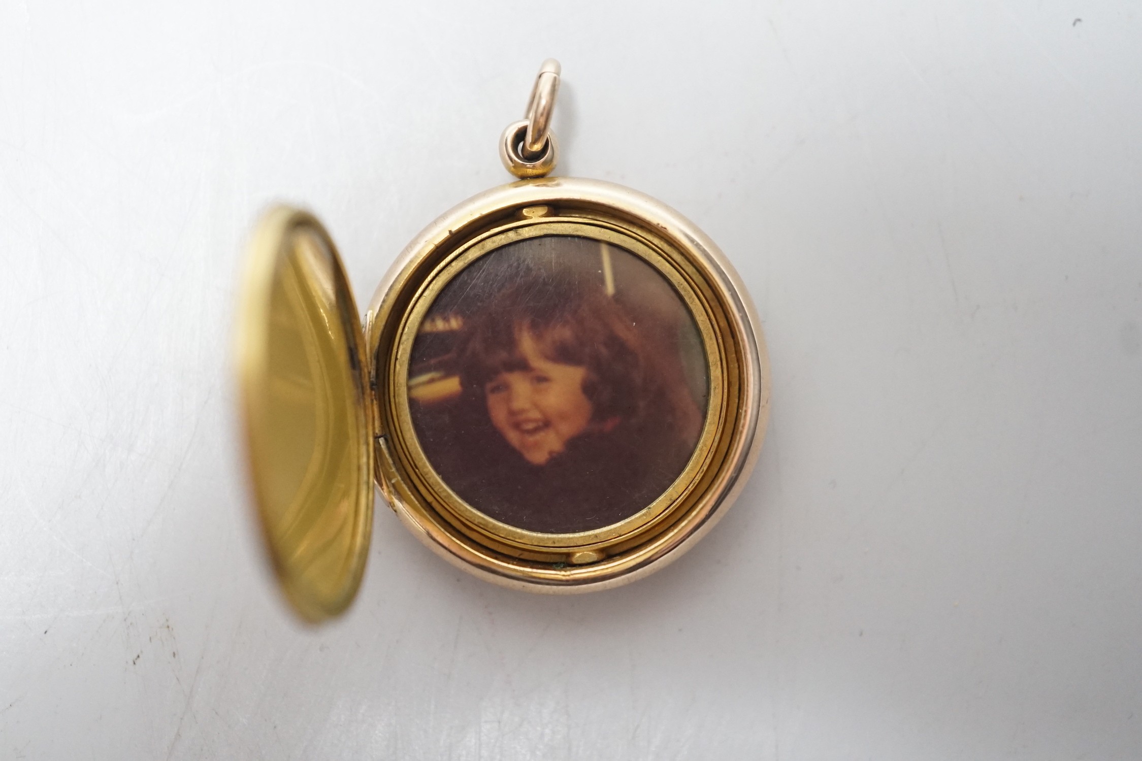 A 9ct gold mounted circular triptych locket, diameter 29mm, gross weight 10.8 grams. - Image 2 of 4