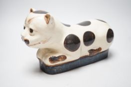 A Chinese Cizhou style 'cat' pillow, late Qing Dynasty, 35cm long