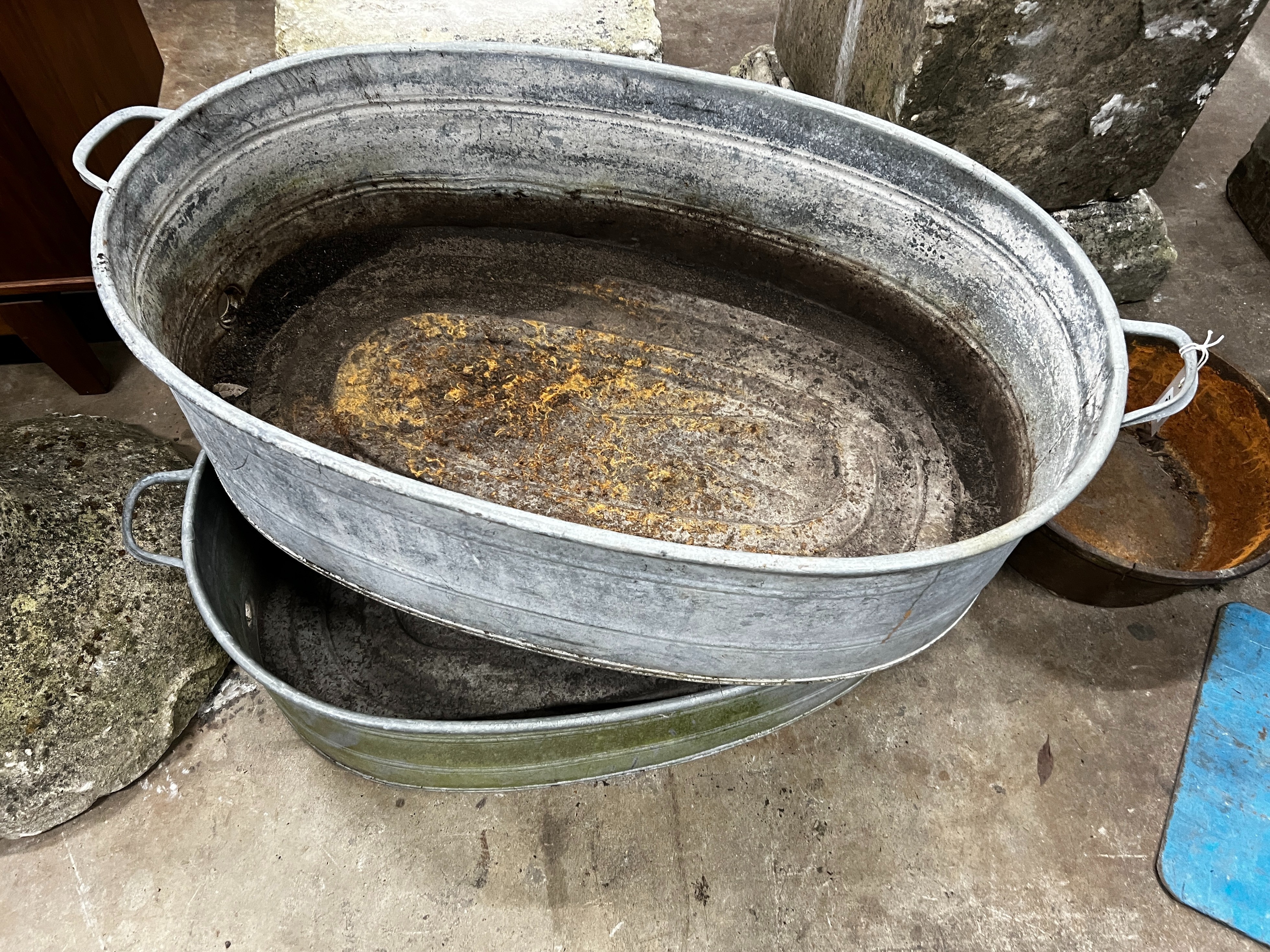 A pair of oval vintage galvanised zinc water troughs, length 104cm, depth 58cm, height 28cm together - Bild 2 aus 3