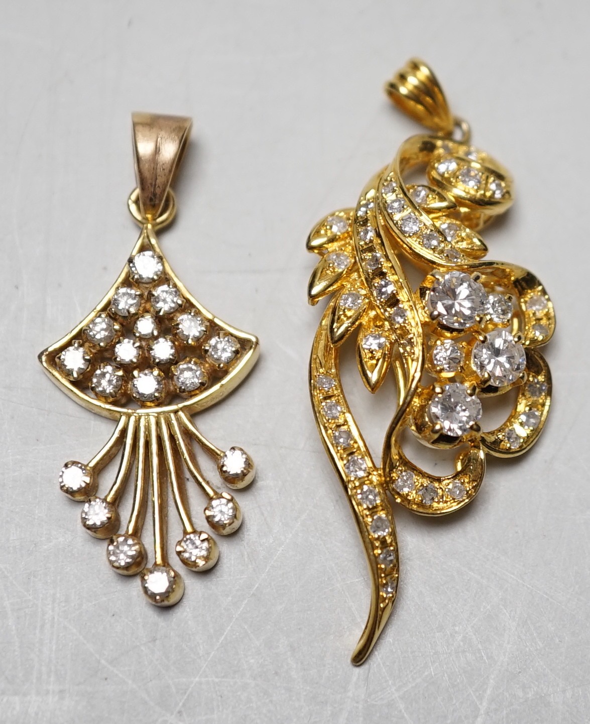 An Earl 18k yellow metal and diamond cluster ser scrolling pendant, overall 46mm and a yellow