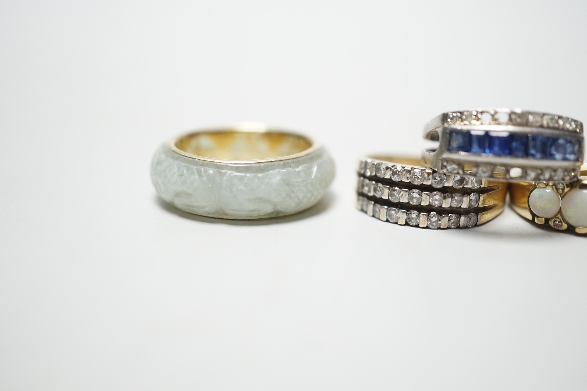 Four assorted modern 9ct god and gem set rings including amethyst and split pearl and white opal and - Image 4 of 5