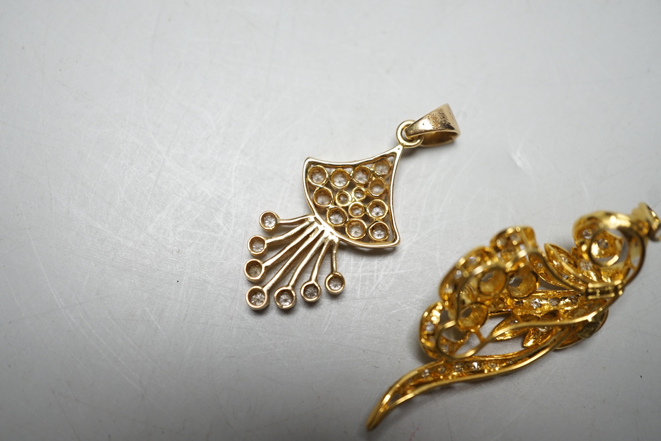 An Earl 18k yellow metal and diamond cluster ser scrolling pendant, overall 46mm and a yellow - Image 5 of 6