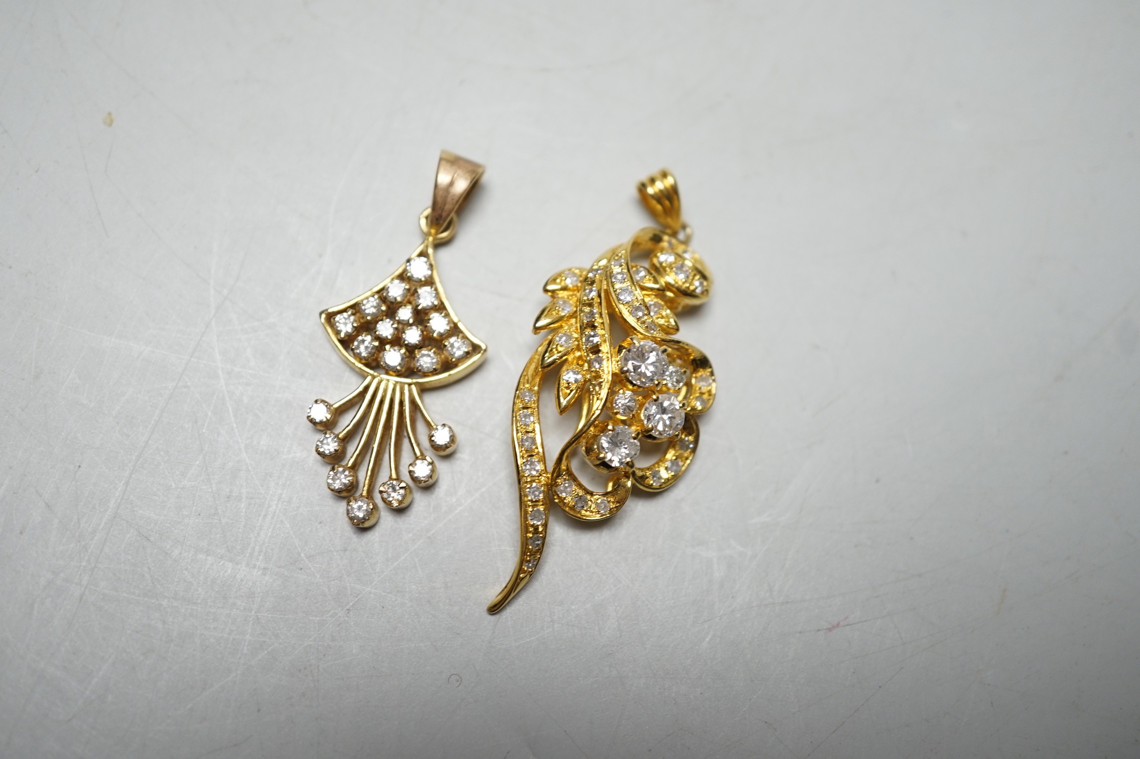 An Earl 18k yellow metal and diamond cluster ser scrolling pendant, overall 46mm and a yellow - Image 2 of 6