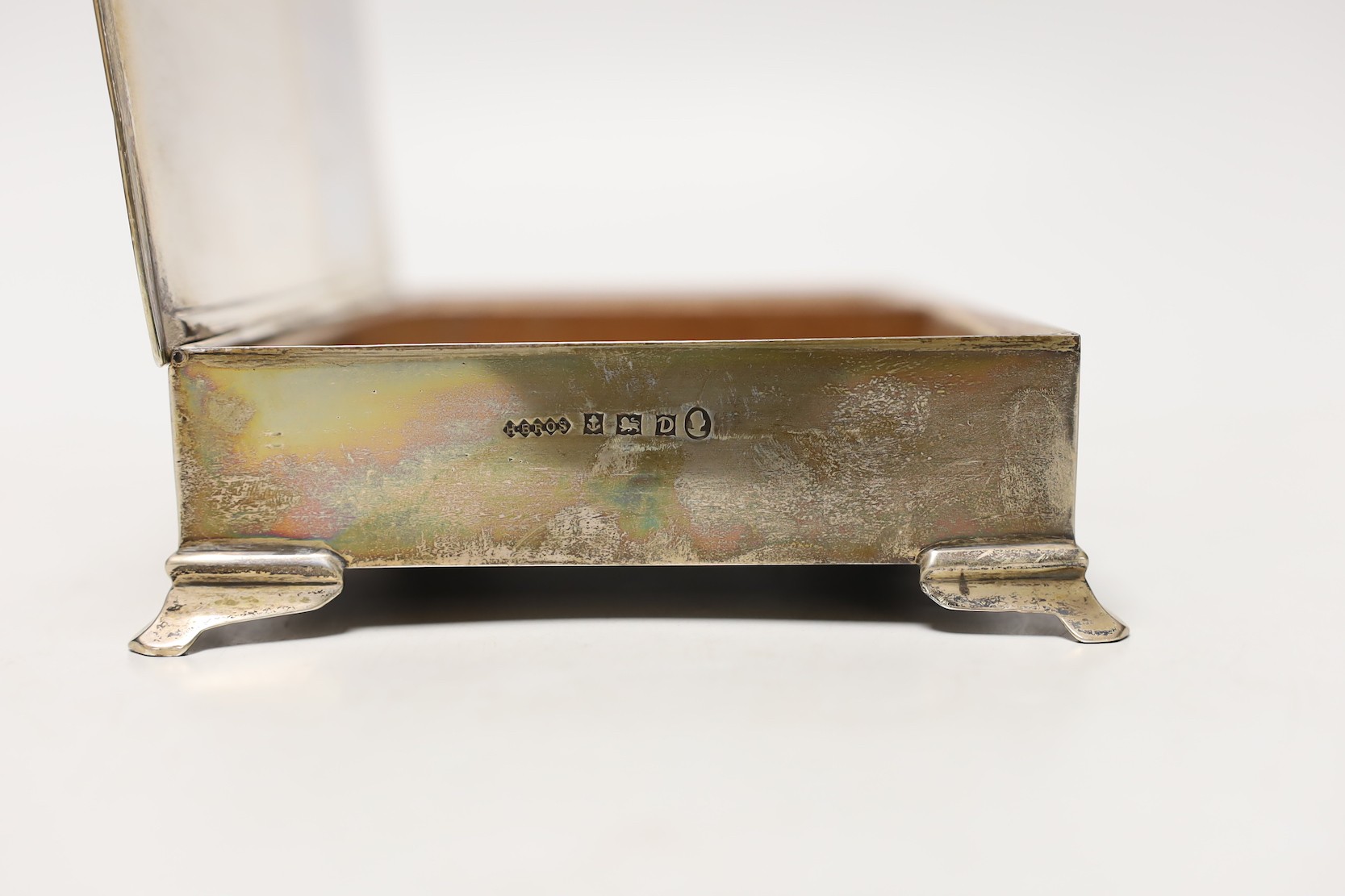 An Elizabeth II engine turned silver rectangular cigarette box, with yellow metal applique and - Image 5 of 5