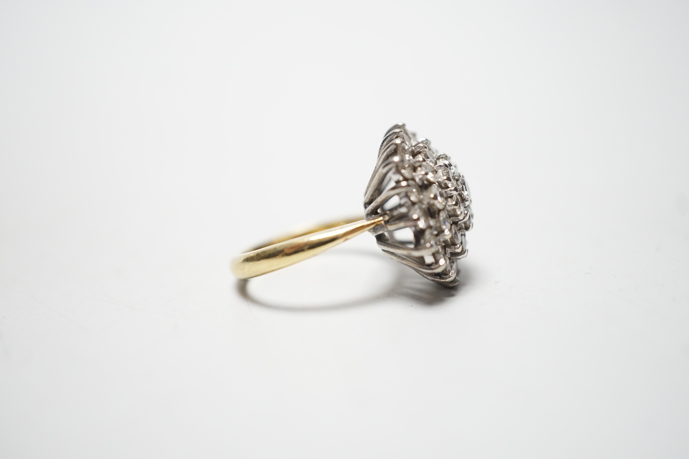 A modern 18ct and diamond set circular cluster ring, size I/J, gross 7.9 grams. - Image 3 of 4