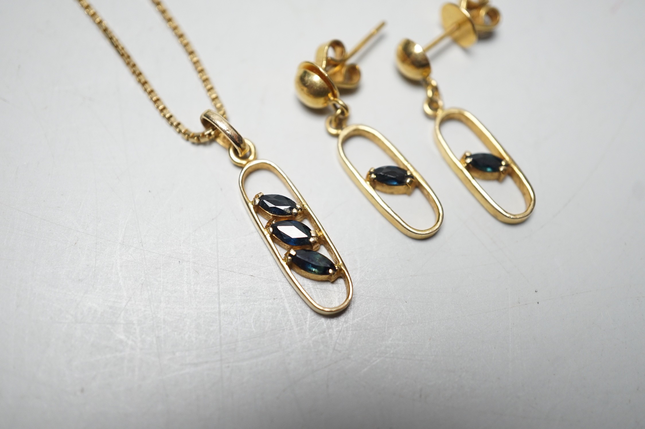 A modern 585 yellow metal and three stone sapphire set pendant necklace, overall 46cm necklace and a - Image 2 of 3