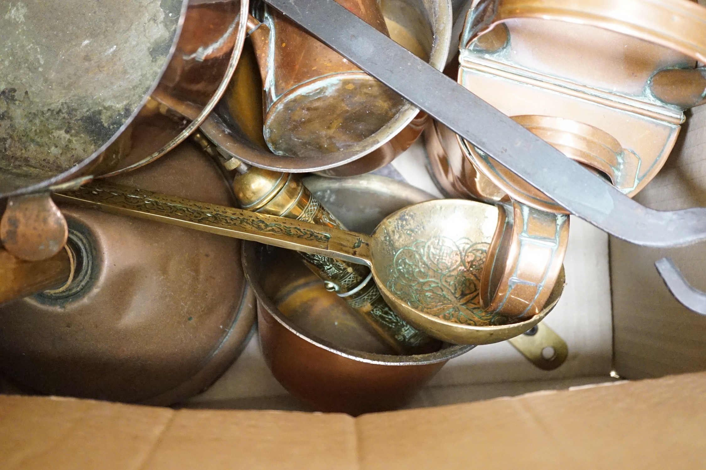 A quantity of various copper and brass to include jelly moulds, trivets, watering cans etc. - Image 3 of 5