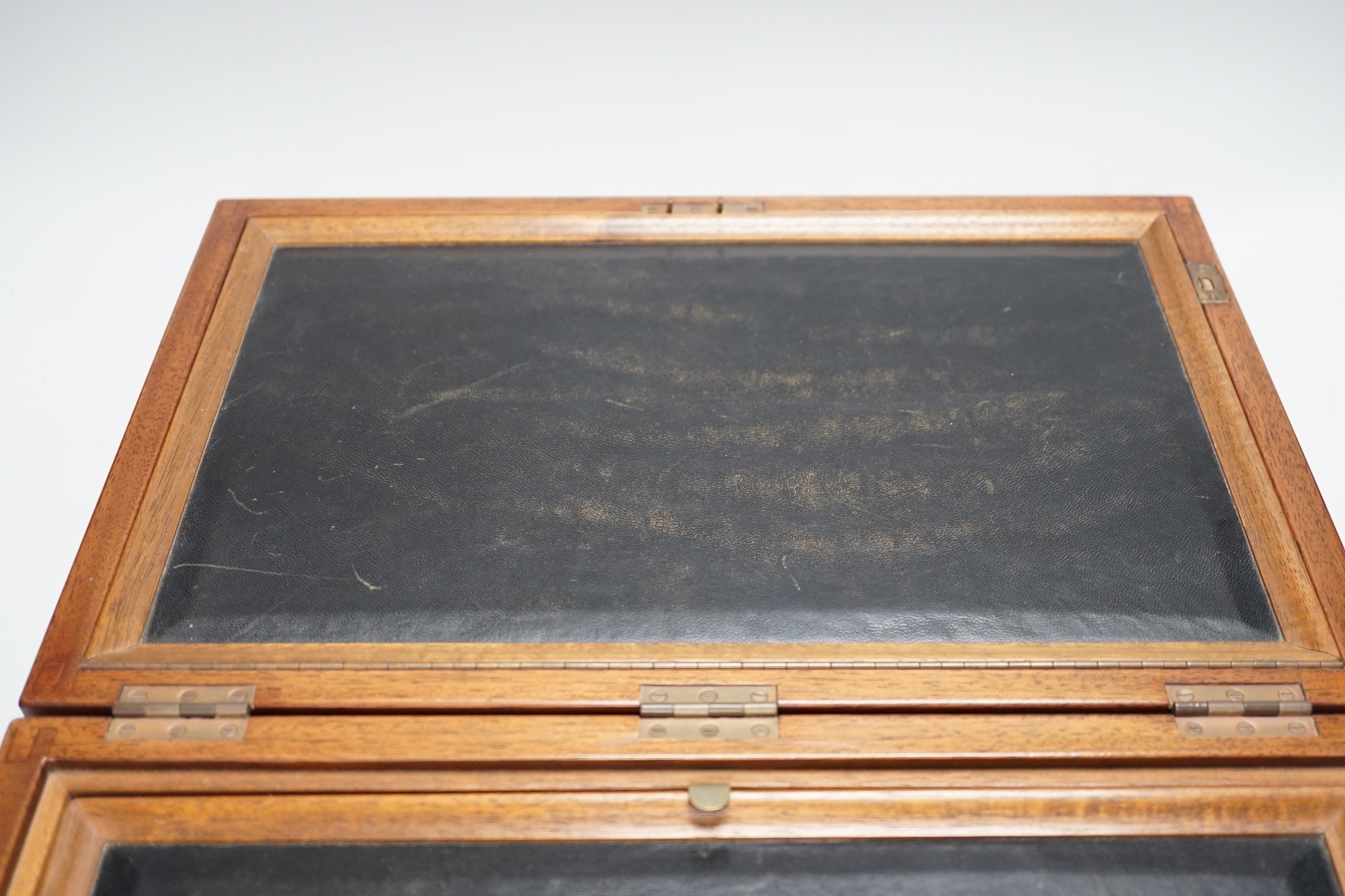 An inlaid mahogany writing slope with two silver-mounted inkwells, 39cm wide - Image 2 of 6