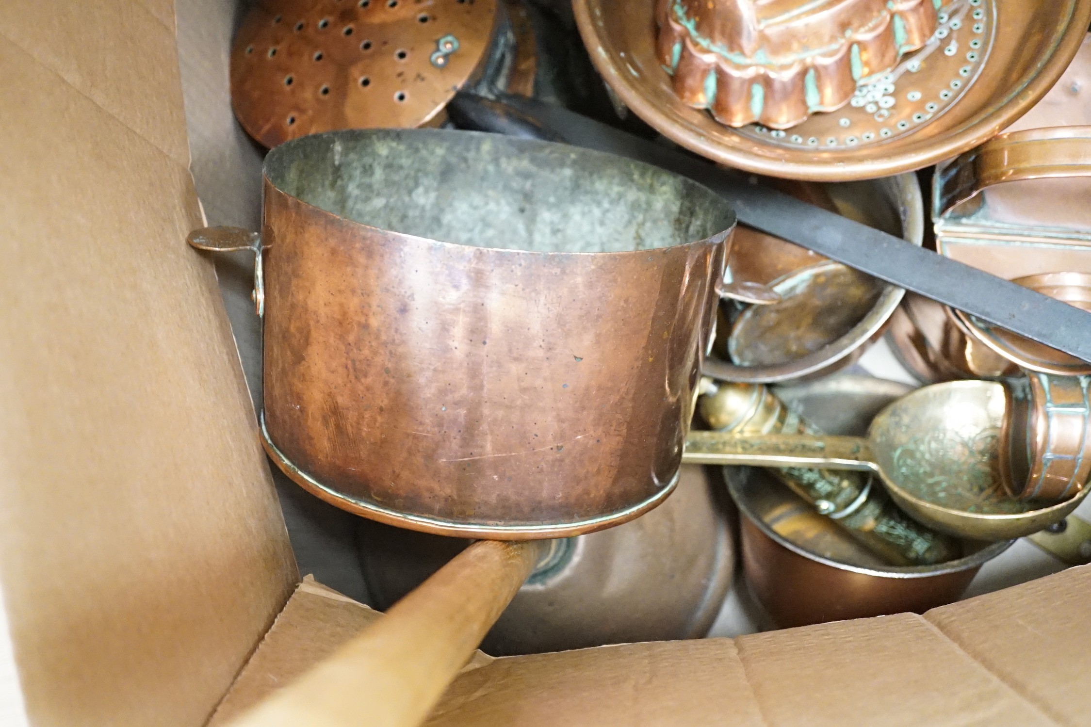 A quantity of various copper and brass to include jelly moulds, trivets, watering cans etc. - Image 5 of 5