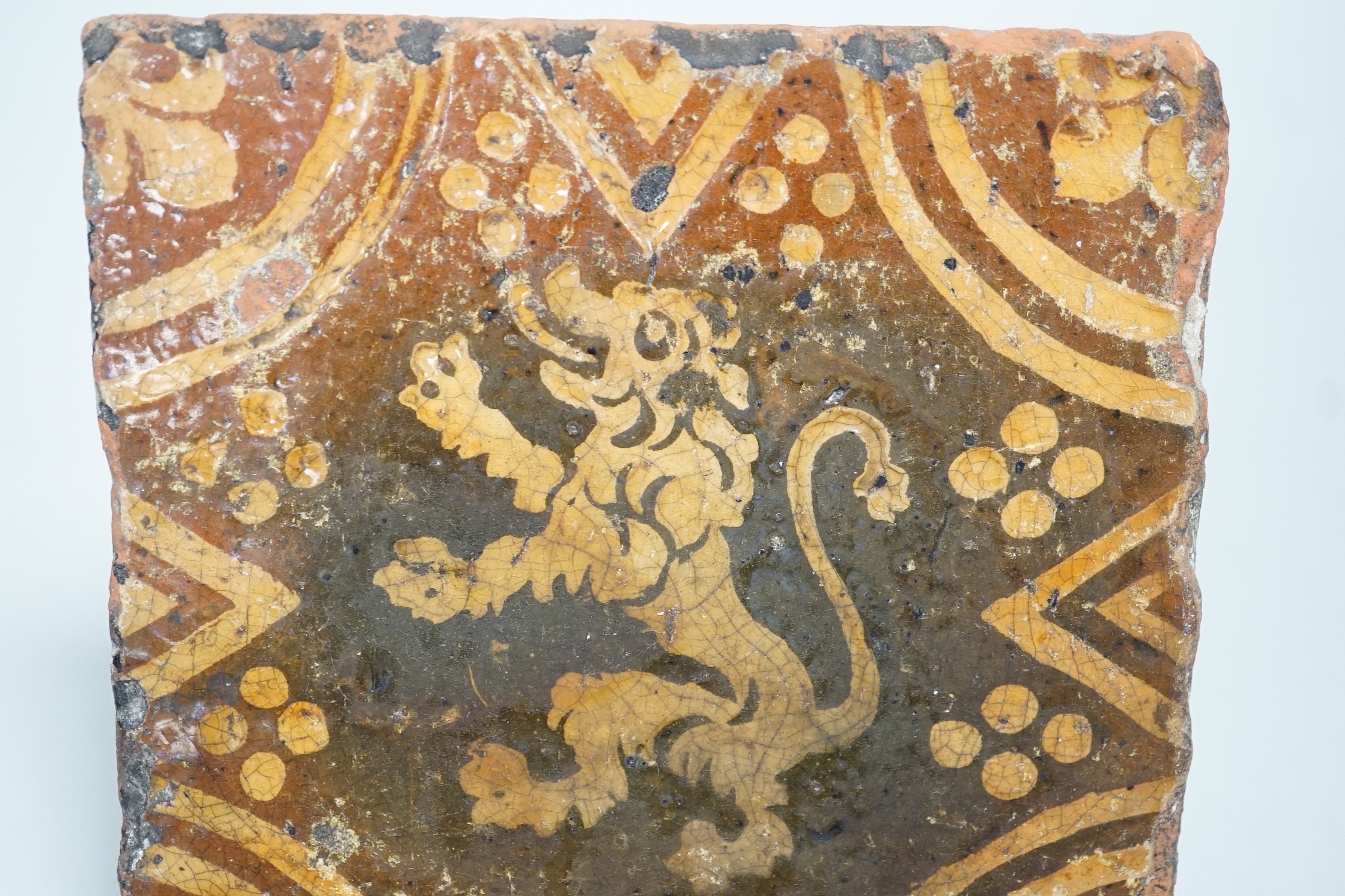 A single early ecclesiastical floor tile with rampant lion detail. 14 x 14cm - Bild 2 aus 4