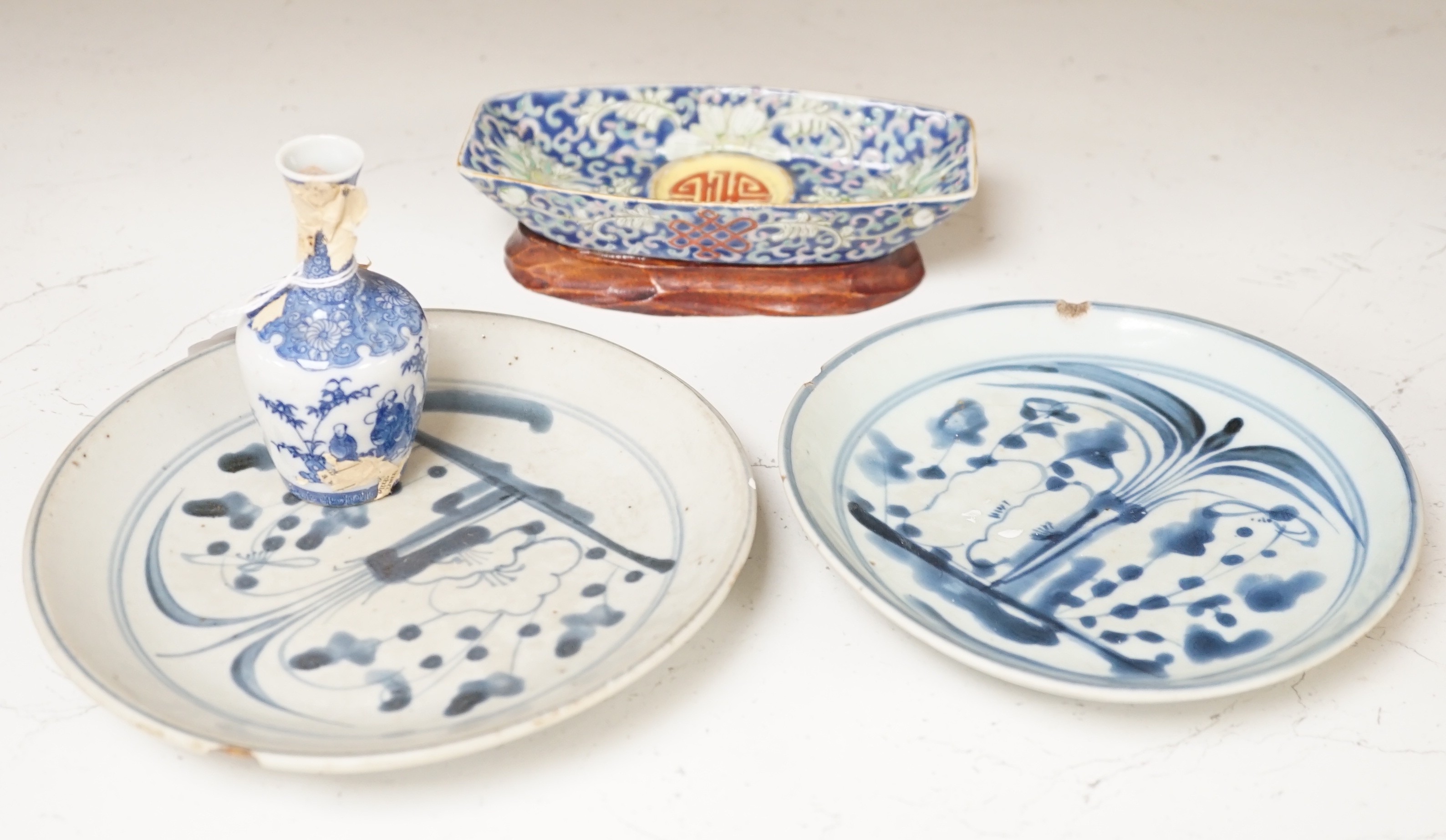 A Chinese enamelled porcelain cup stand, 15.2 cm, two Chinese blue and white plates and a small