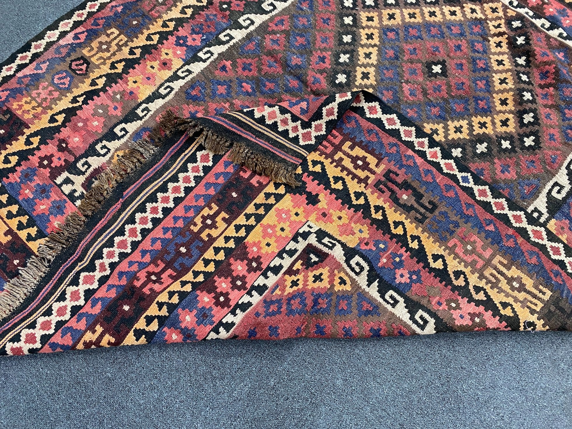 A polychrome flatweave rug, 203 x 160cm - Image 3 of 3