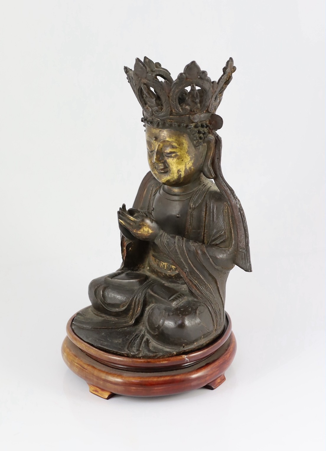 A Chinese late Ming bronze seated figure of Guanyin, with remnants of gilding to the face and hands, - Image 3 of 5