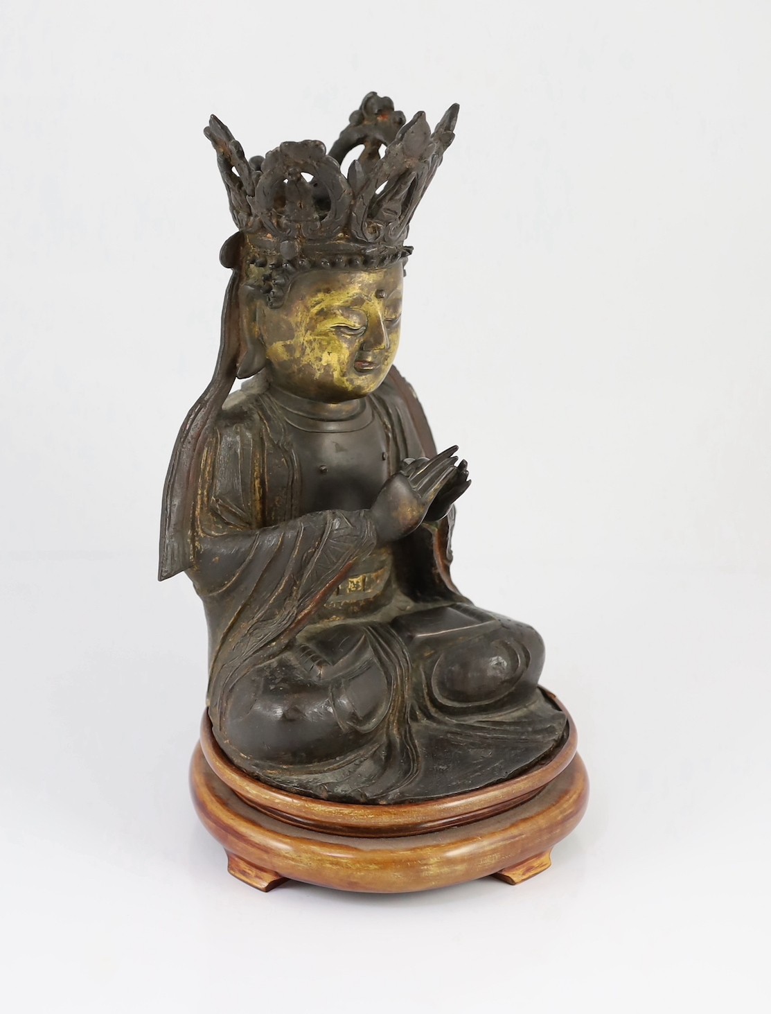 A Chinese late Ming bronze seated figure of Guanyin, with remnants of gilding to the face and hands, - Image 2 of 5