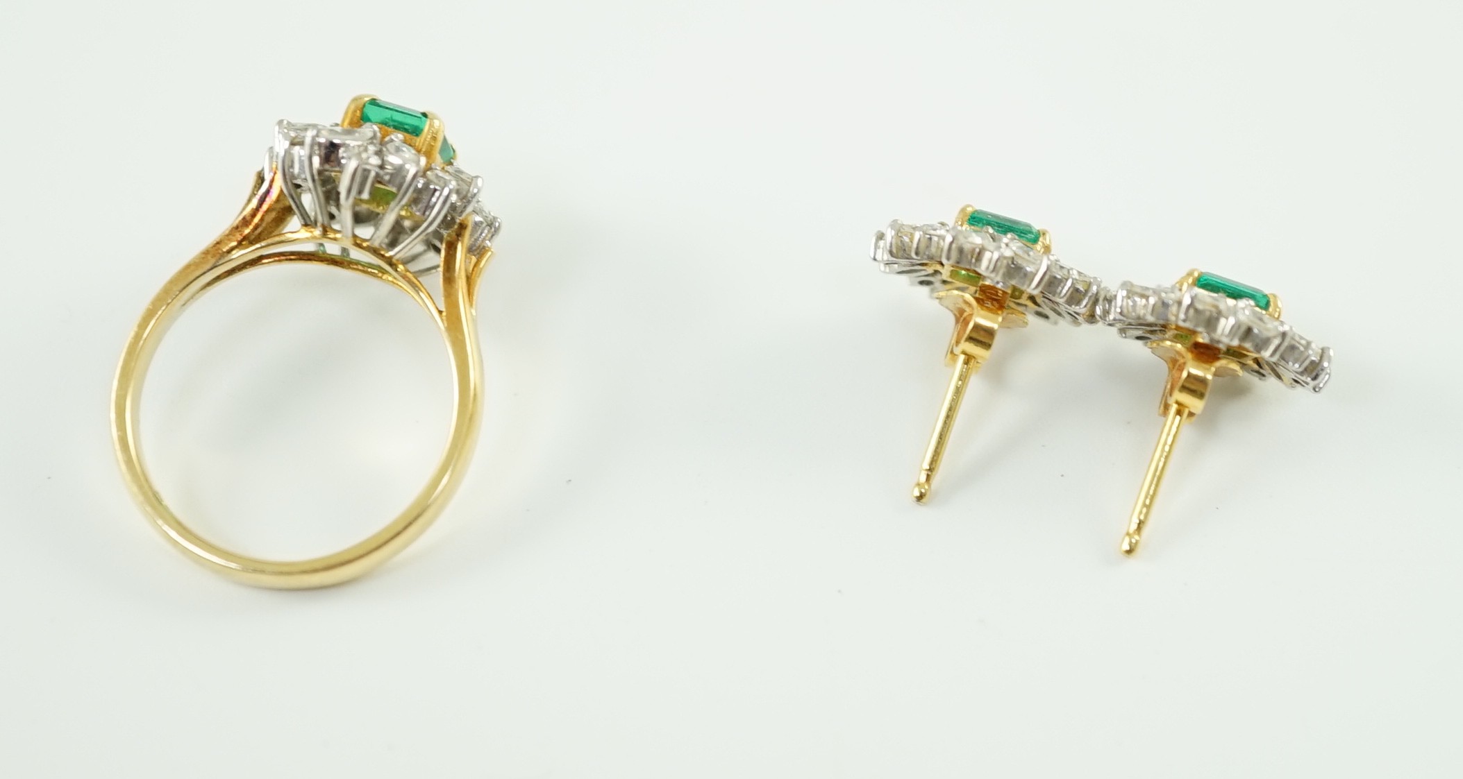 A modern 18k gold emerald and diamond set suite of jewellery, comprising an oval cluster ring, set - Image 2 of 4