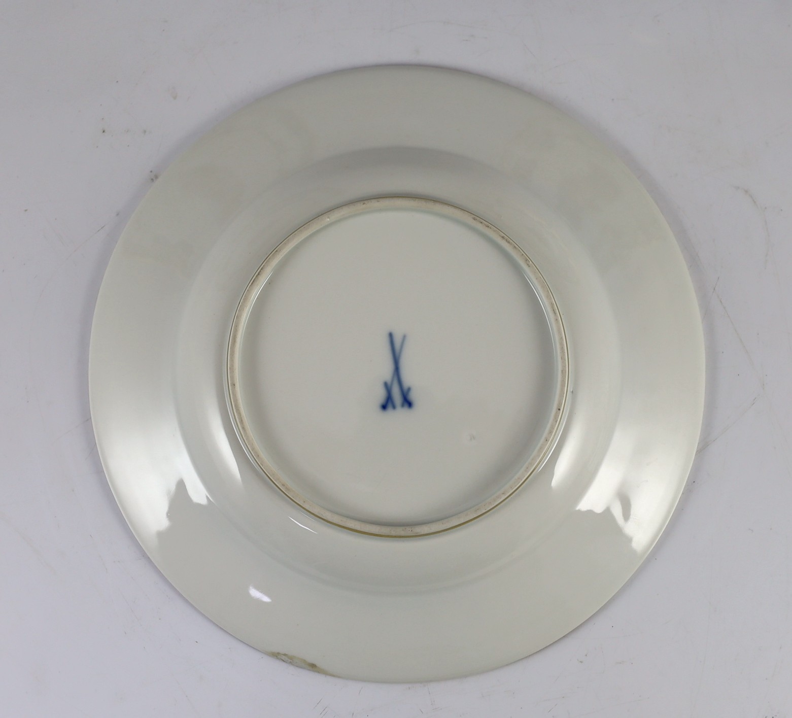 A set of five Meissen Capo di Monte style plates, 19th century, each painted to the centre with - Image 7 of 9