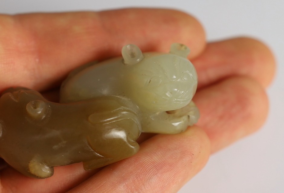 A Chinese pale celadon and brown jade group of two cats, 19th century, 5.1cm, wood stand, tiny - Image 5 of 7