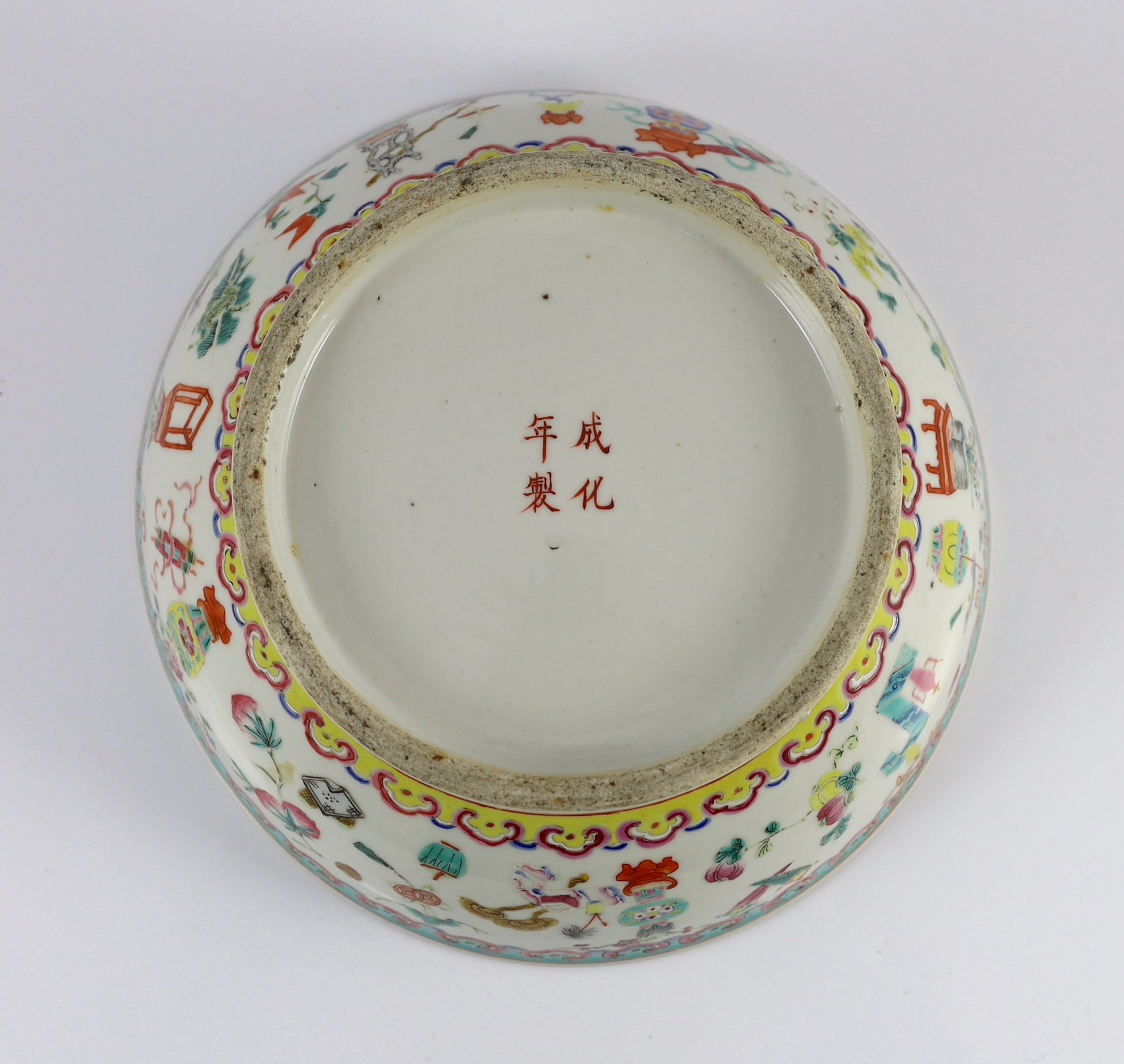 A Chinese famille rose ‘antiques and auspicious objects’ bowl, Chenghua mark, late 19th century, the - Image 4 of 4