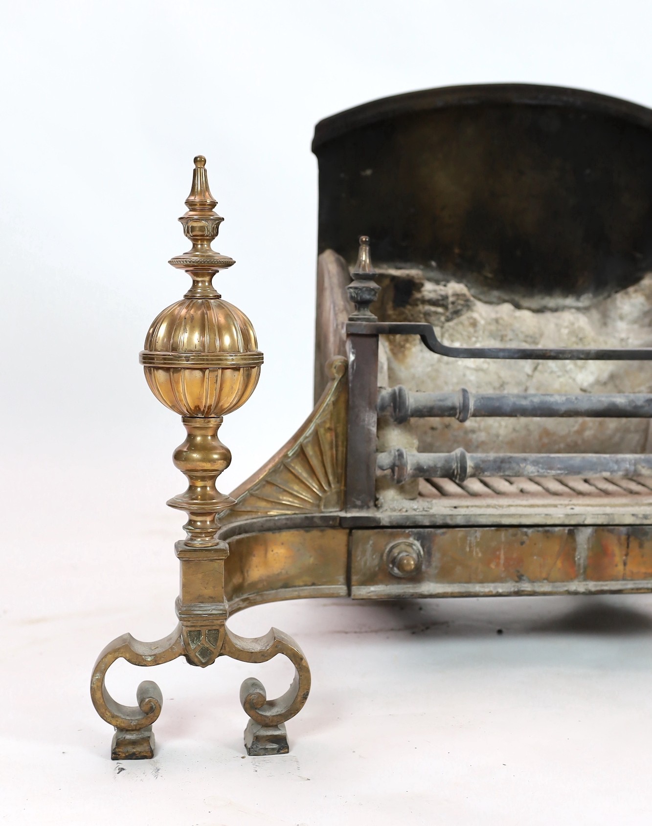 A George III brass cast and wrought iron fire grate, with fluted ball finials and scroll feet, 102cm - Image 3 of 4