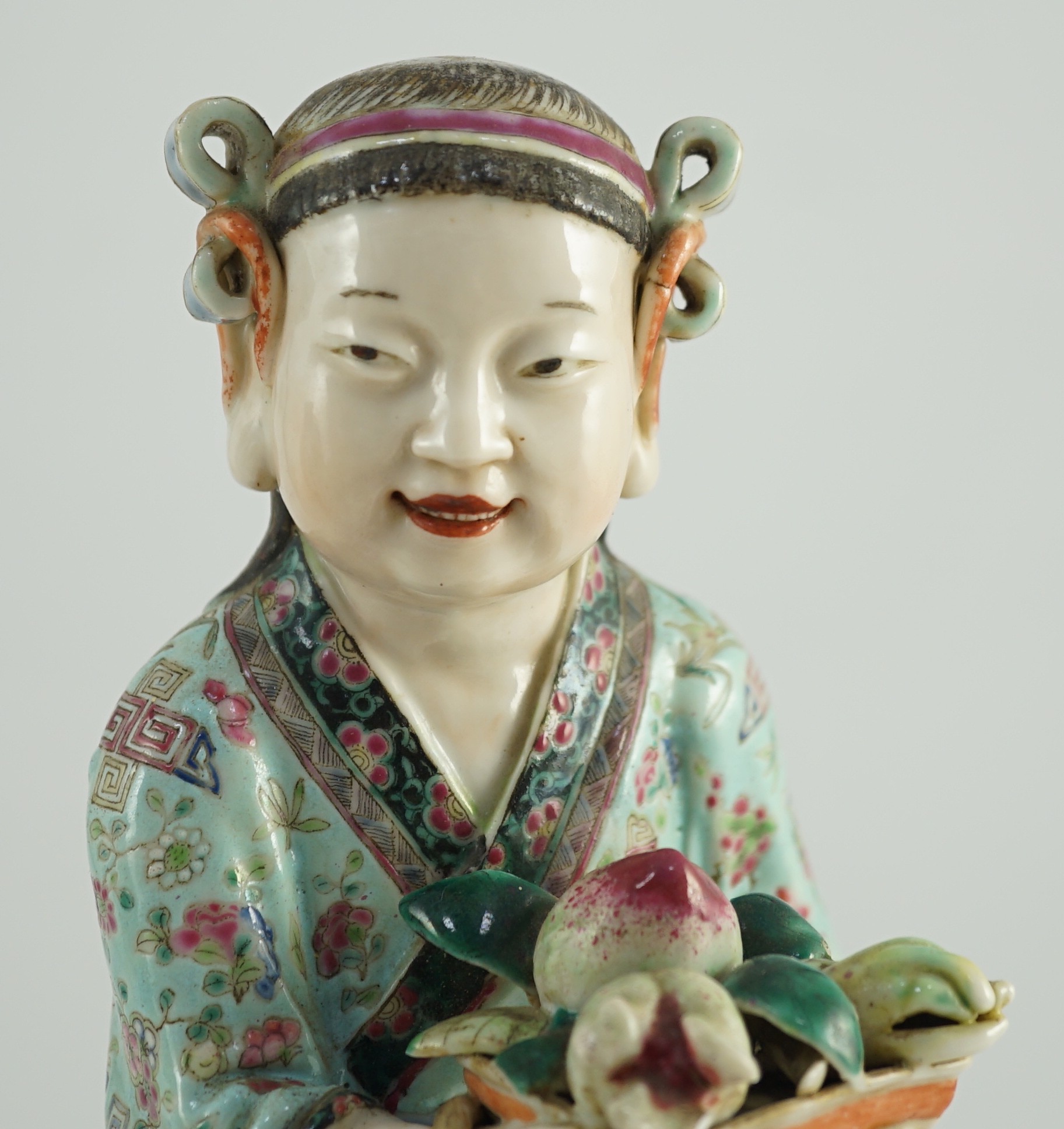 A Chinese enamelled porcelain figure of a boy attendant, early 20th century, the standing figure - Image 5 of 6