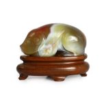 A Chinese banded agate figure of a recumbent pig, 18th/19th century, 5.4cm long, wood stand***