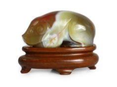 A Chinese banded agate figure of a recumbent pig, 18th/19th century, 5.4cm long, wood stand***