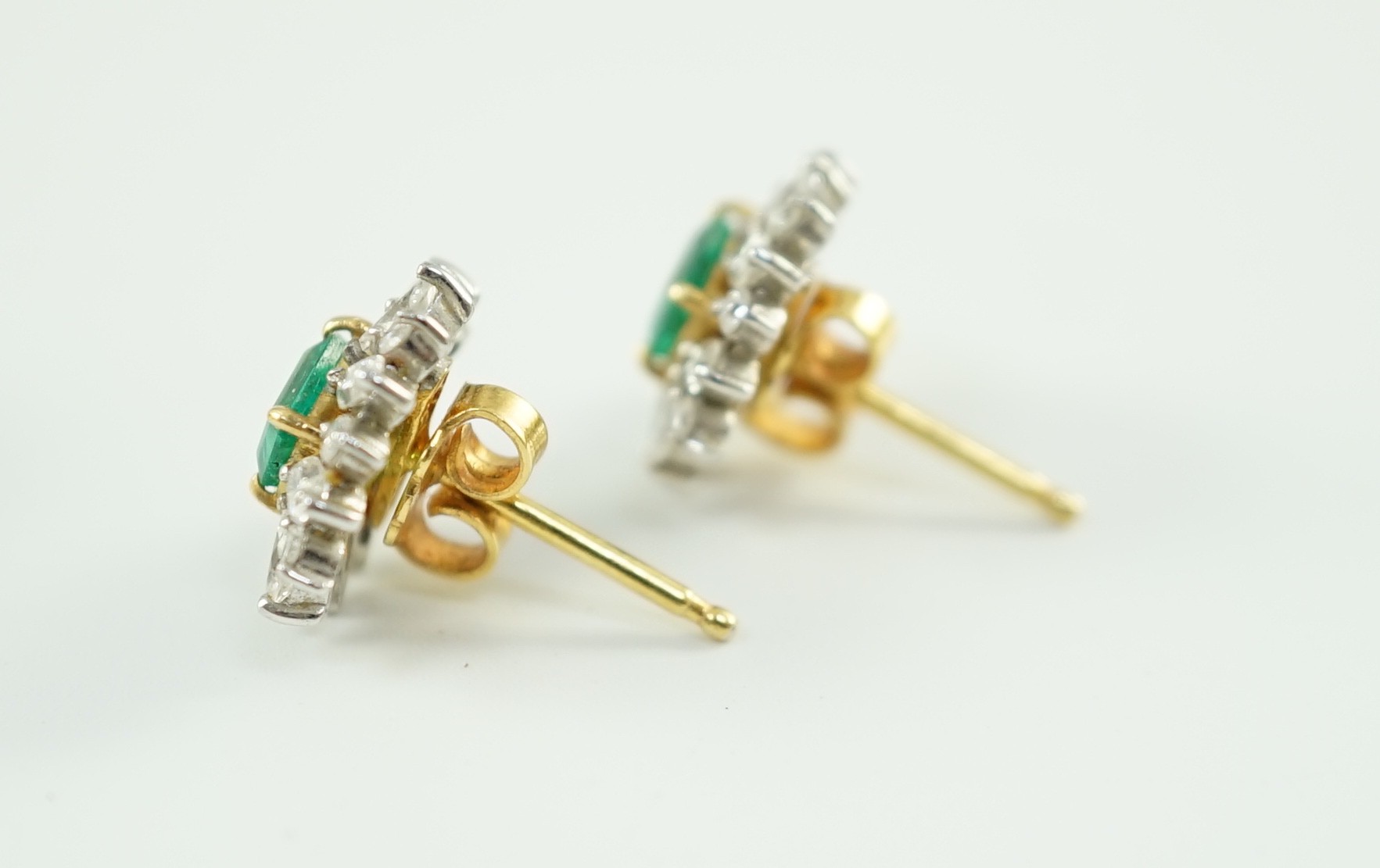 A modern 18k gold emerald and diamond set suite of jewellery, comprising an oval cluster ring, set - Image 3 of 4