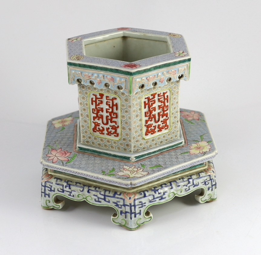 A Chinese enamelled porcelain hexagonal jardiniere, Qianlong period (1736-95), the upper section - Image 2 of 6