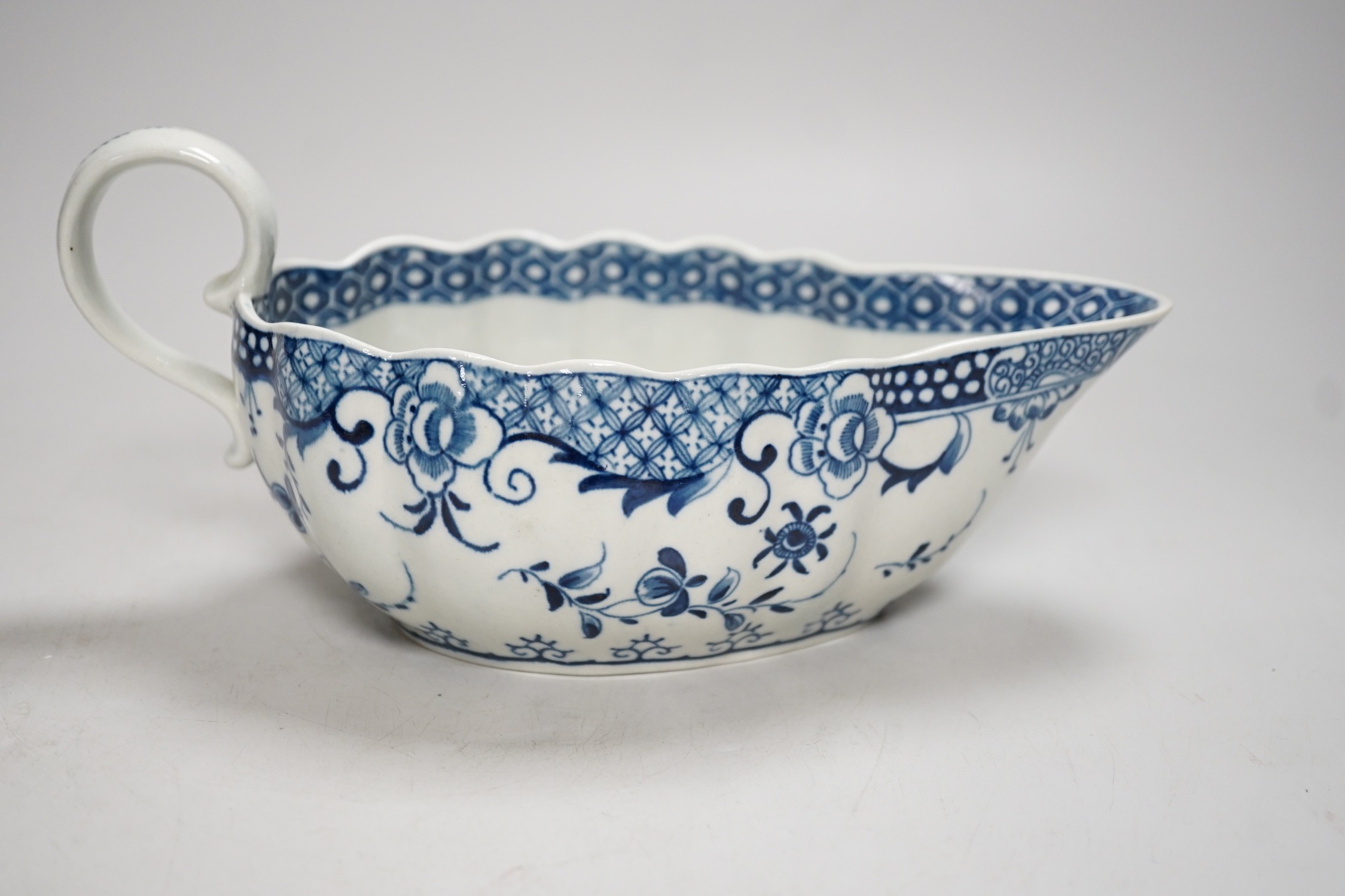 An 18th century Worcester sauceboat painted in underglaze blue in the full moon pattern. 23cm wide - Image 3 of 5