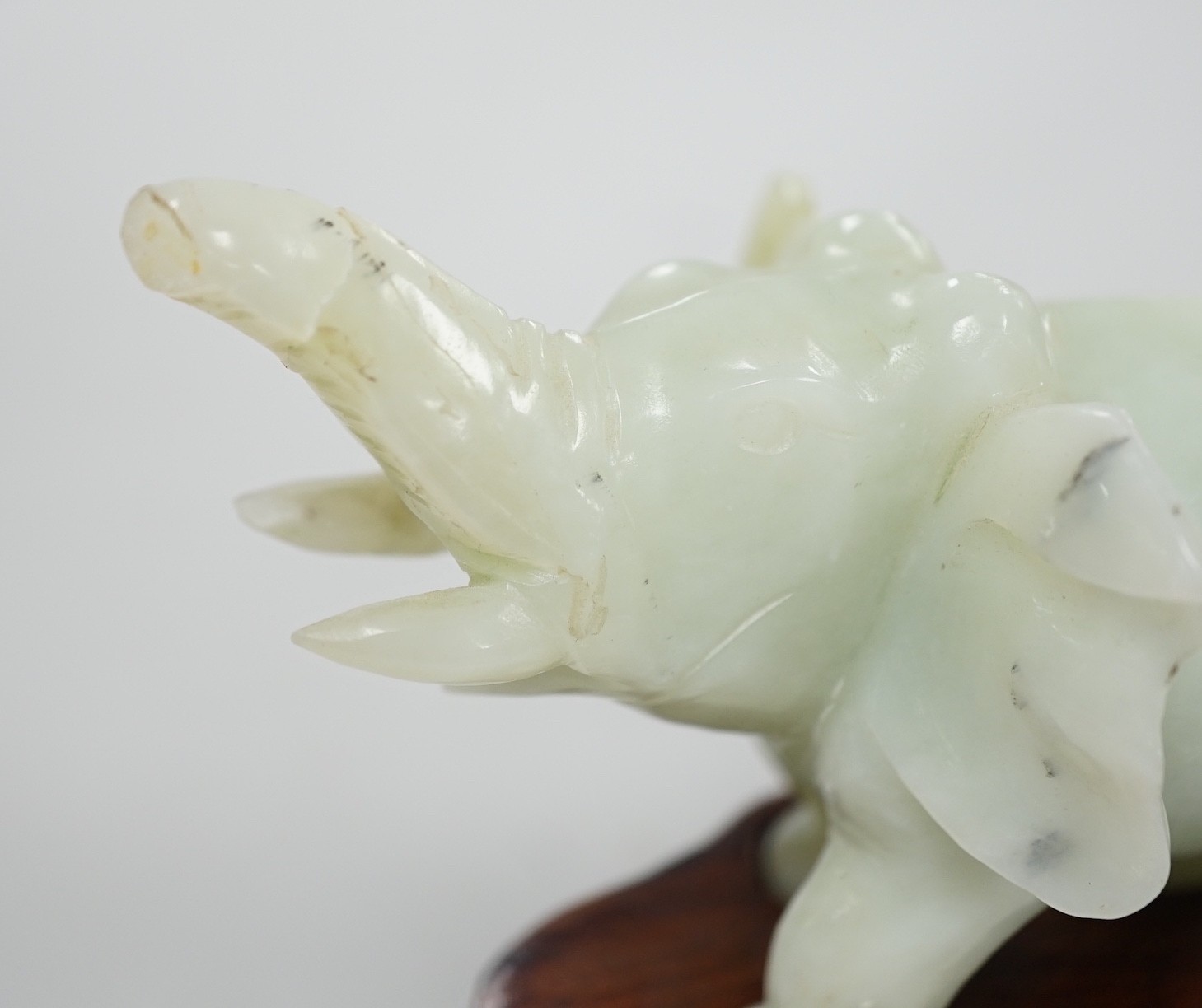A Chinese bowenite jade elephant on hard wood stand, 11cm tall - Image 4 of 8