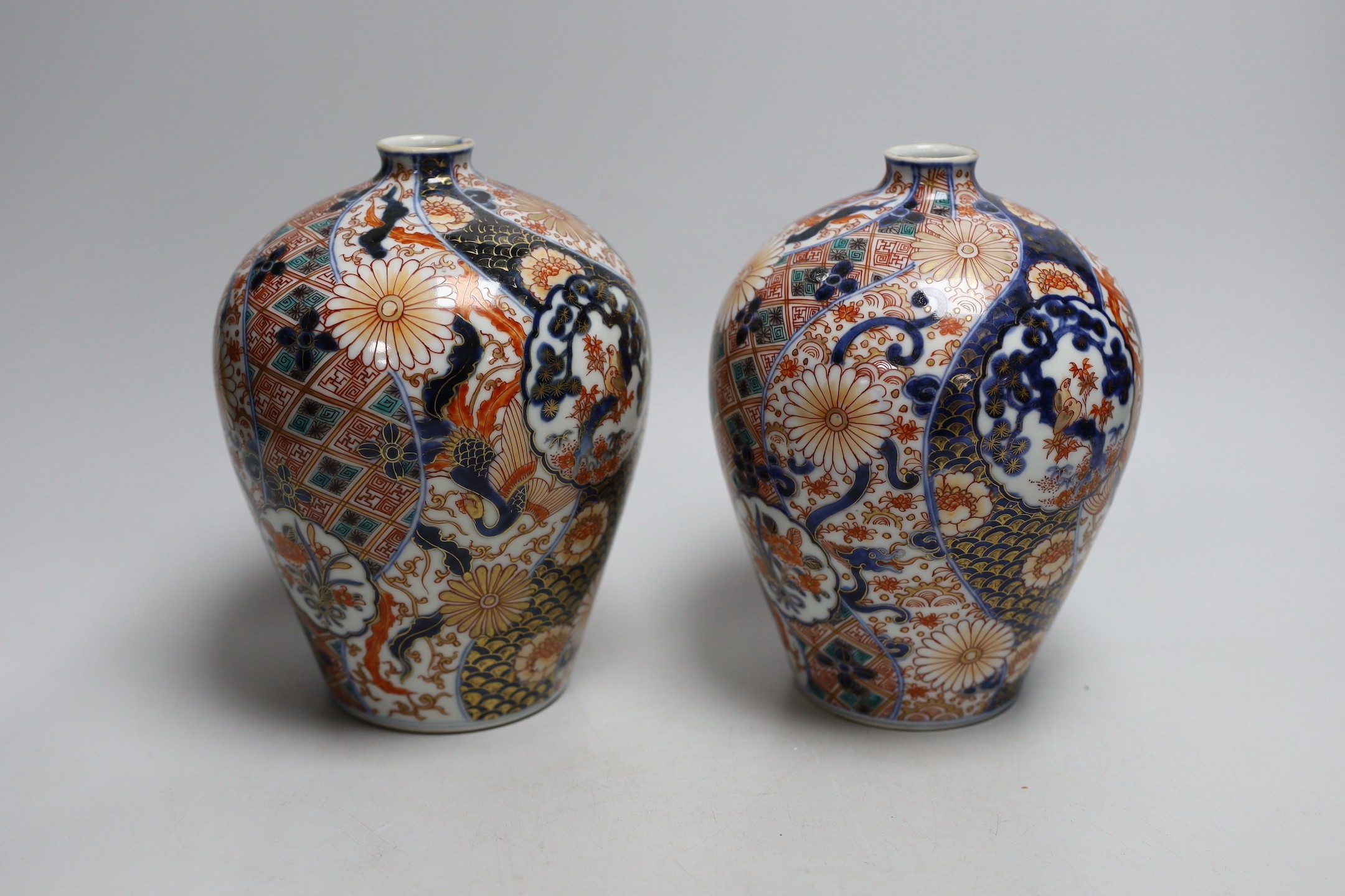 A pair of Japanese Fukugawa Imari bottle vases, signed. 19cm tall - Image 2 of 4