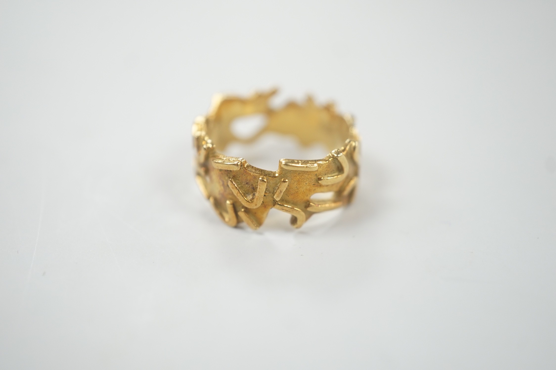 A modern stylish 18ct gold band, size N/O, 7.8 grams. - Image 2 of 4