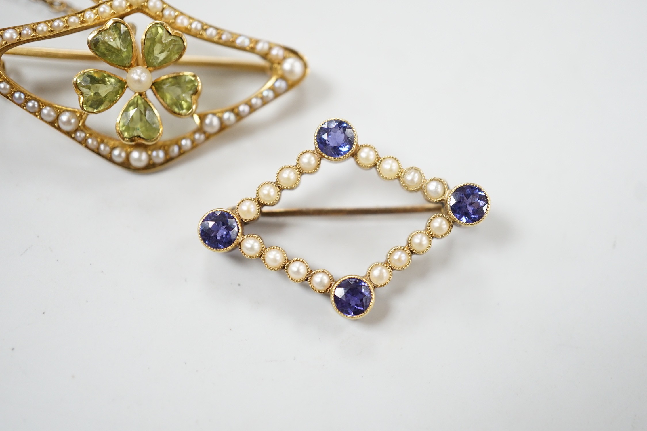 An Edwardian 15ct, peridot and seed pearl set brooch, 36mm and a similar sapphire and split pearl - Image 3 of 4